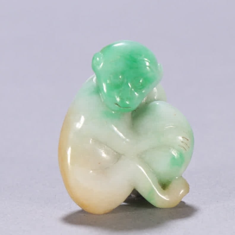 A Qing Dynasty jade spirit monkey birthday carving: Qing Dynasty jade spirit monkey birthday carving SIZE: H:3.9cm W:3cm W:26.1g (The Dimensions Of All Batches Are Manually Measured.If You Need More Detailed Information, Please Contact Our Customer Ser