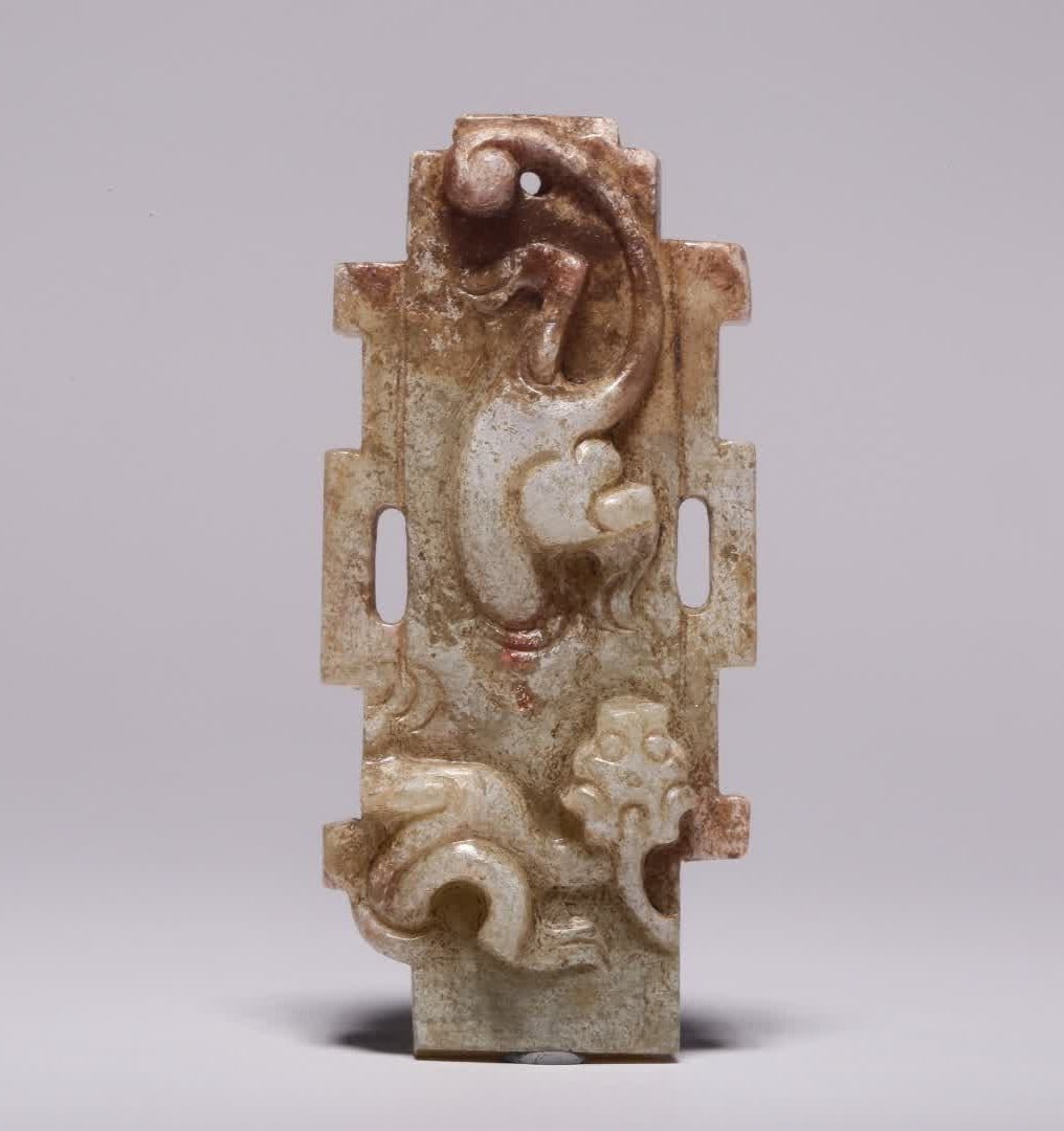A War Han Dynasty Hetian jade dragon pendant: Zhan Han Dynasty Hetian jade dragon pendant This instrument is made of Tian jade, the jade is of high quality, warm and delicate, and has an oily feeling. The wall relief dragon is finely carved, the 