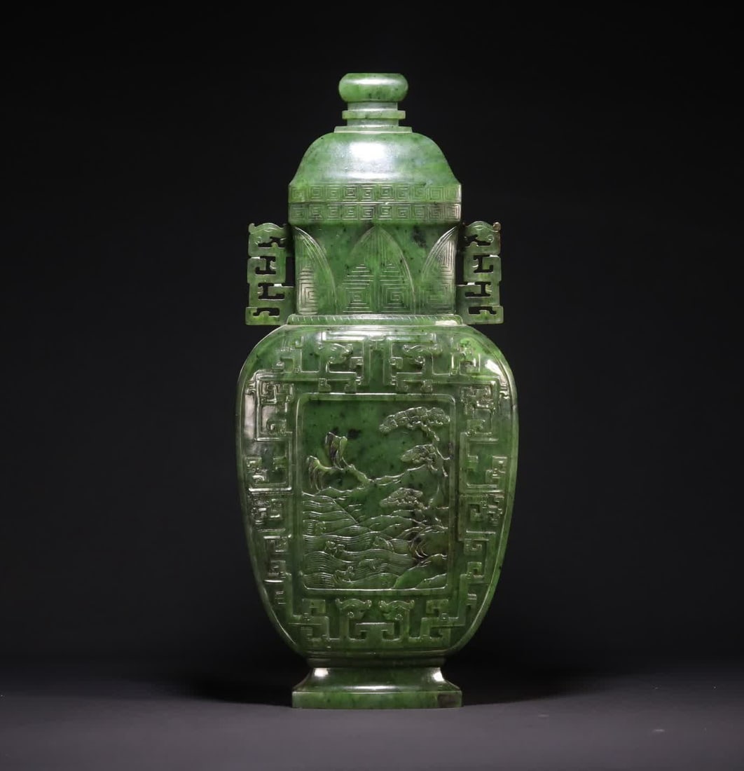 A Qing Dynasty jasper Panasonic figure binaural vase: Qing Dynasty jasper Panasonic character binaural appreciation bottle This jasper bottle is well-selected, the jade is delicate and warm, and the color is emerald green. The bottle shape is crisp, magn