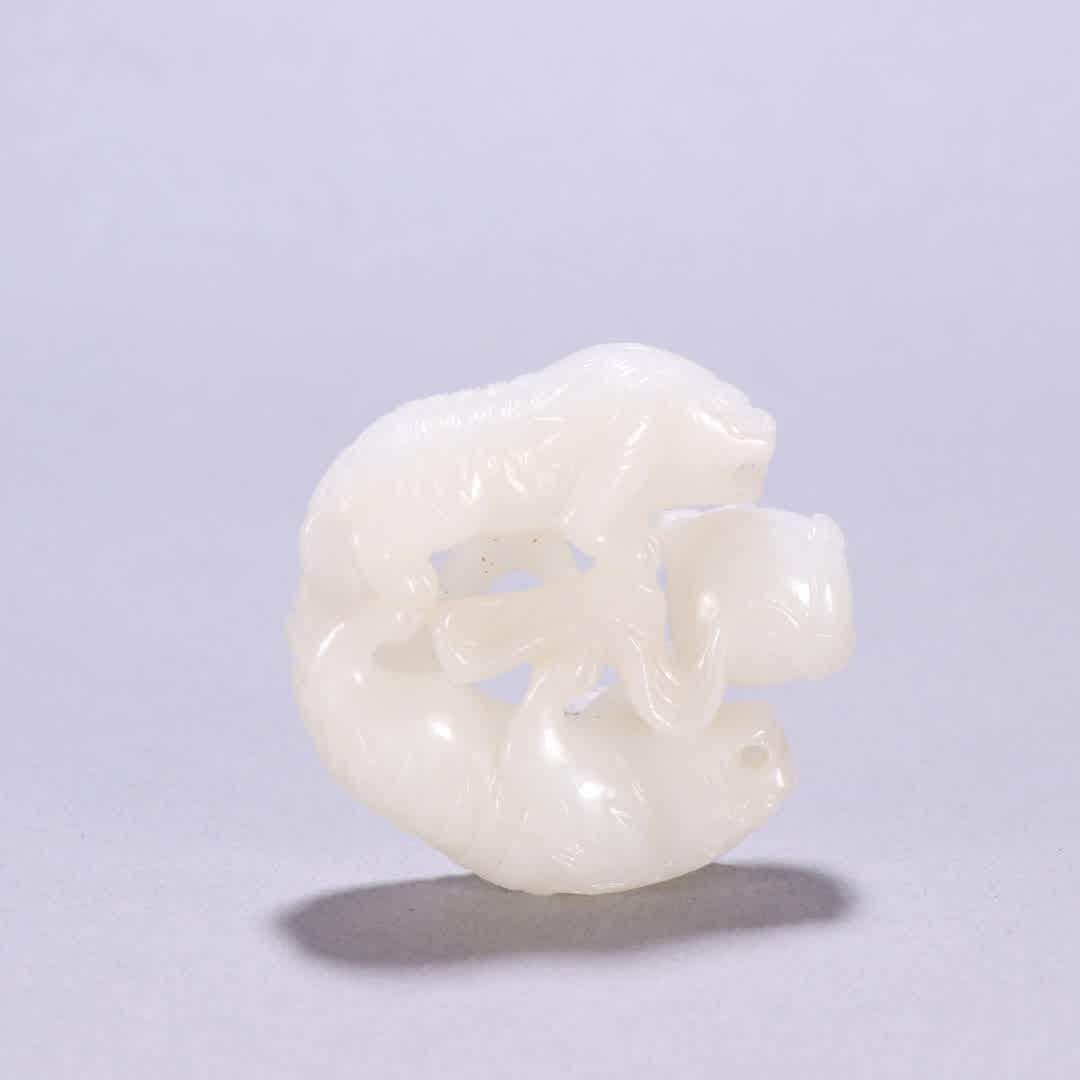 A Qing Dynasty Hetian jade double lion ball carving: Qing Dynasty Hetian jade double lion ball carving SIZE: H:5.3cm W:5.5cm W:72.2g (The Dimensions Of All Batches Are Manually Measured.If You Need More Detailed Information, Please Contact Our Customer 