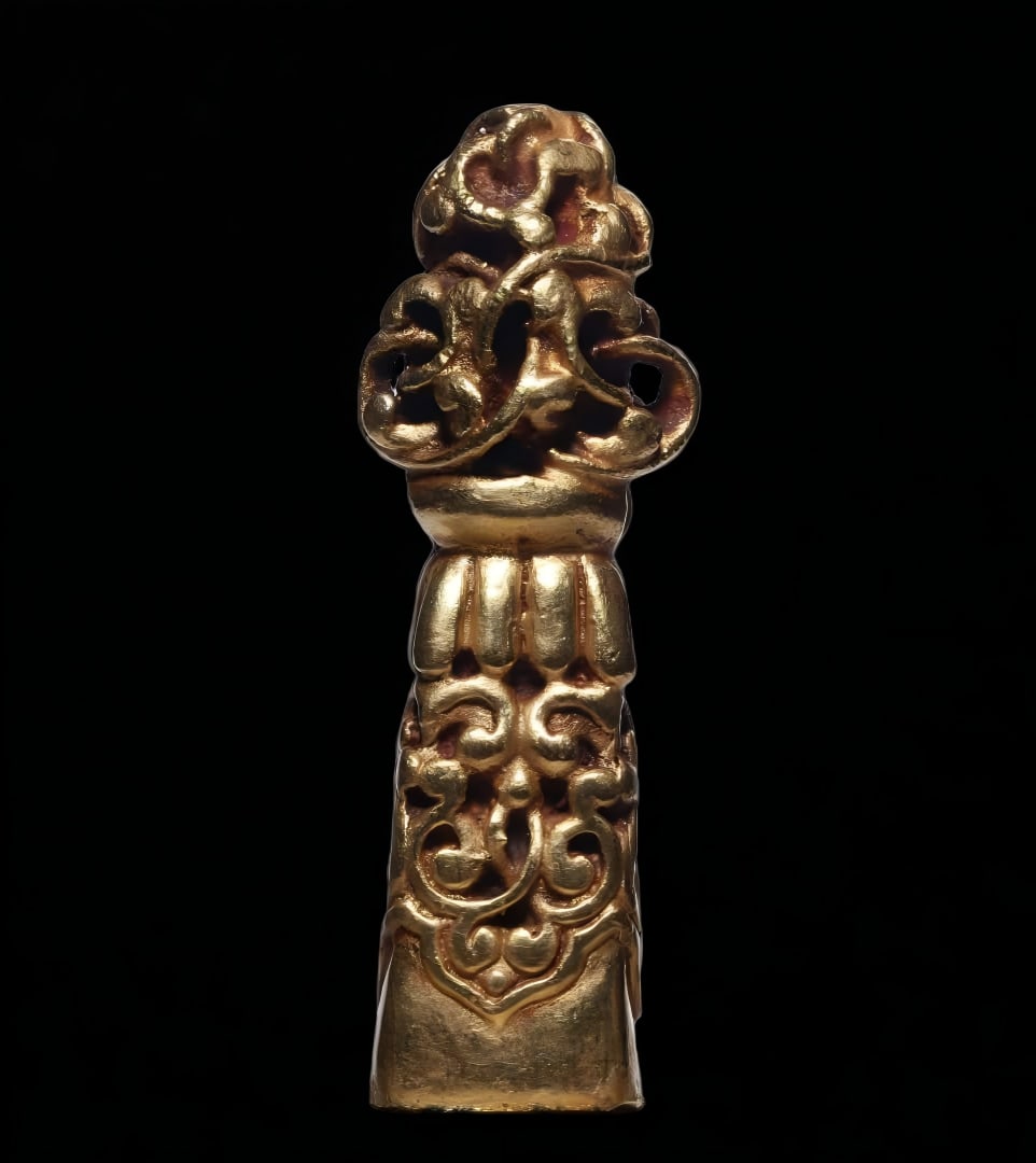 A Song and Yuan pure gold ruyi flower pattern French seal: Song and Yuan Pure Gold Ruyi Flower Pattern French Seal This French seal is small and exquisite, the material is precious, made of pure gold, the print body is square, carved Ruyi flower pattern, and 