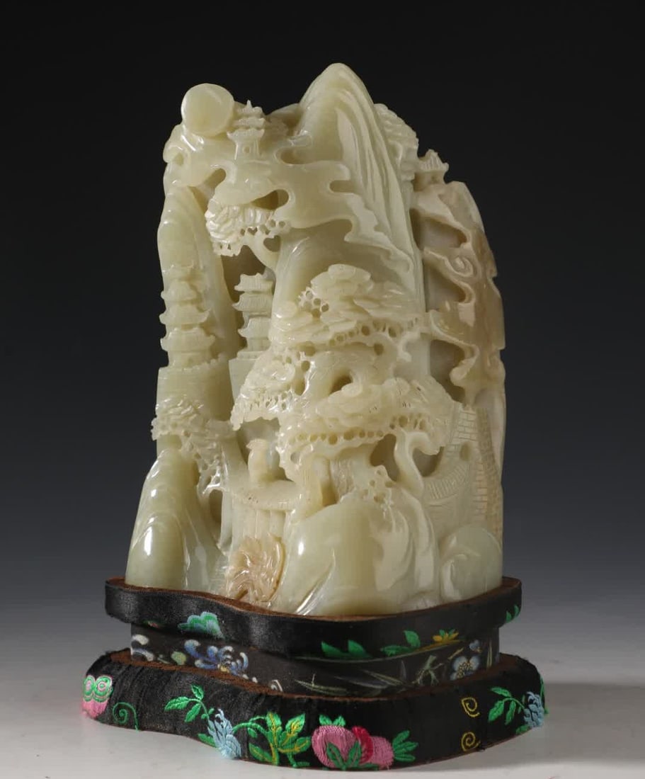 A Qing Dynasty Hetian jade "Rising Sun Rising Beautiful Picture" ornament: Qing Dynasty Hetian jade "Rising Sun Rising in the East" ornament SIZE: W:2207g H:18cm W:12.5cm (The Dimensions Of All Batches Are Manually Measured.If You Need More Detailed Information, Please Conta
