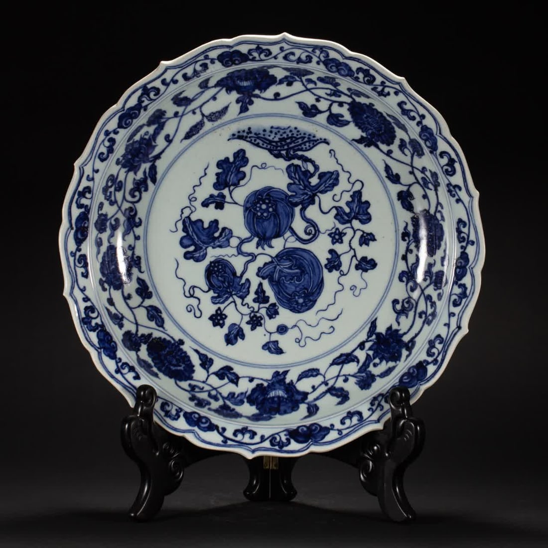 A Qing Dynasty blue and white flower pattern plate: Qing Dynasty blue and white flower pattern plate SIZE: L:41.5cm W:41.5cm H:7cm W:3410g (The Dimensions Of All Batches Are Manually Measured.If You Need More Detailed Information, Please Contact Our Cu