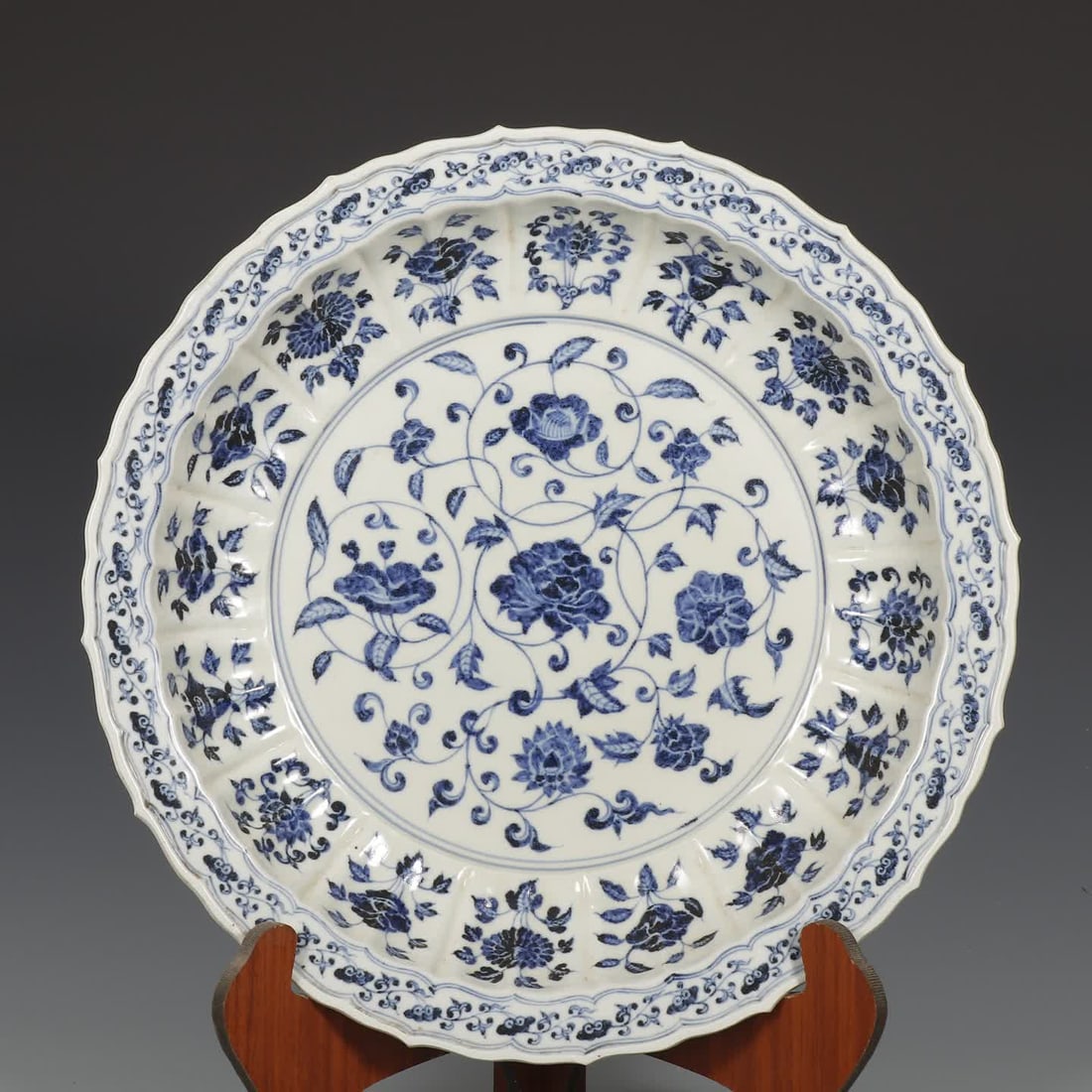 A Ming Dynasty Yongle blue and white four-season flower pattern lotus-style plate: Ming Dynasty Yongle blue and white four-season flower pattern lotus plate SIZE: H:7cm D:44cm (The Dimensions Of All Batches Are Manually Measured.If You Need More Detailed Information, Please Contact 
