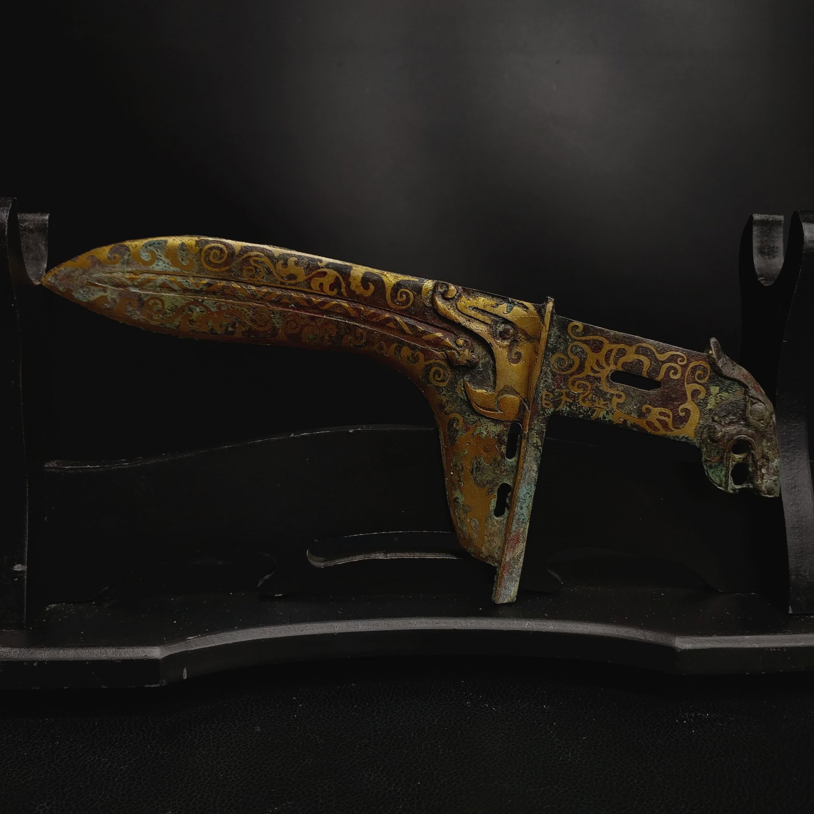 A piece of Shang Dynasty Cuojin bronze Ge (1 of 9)