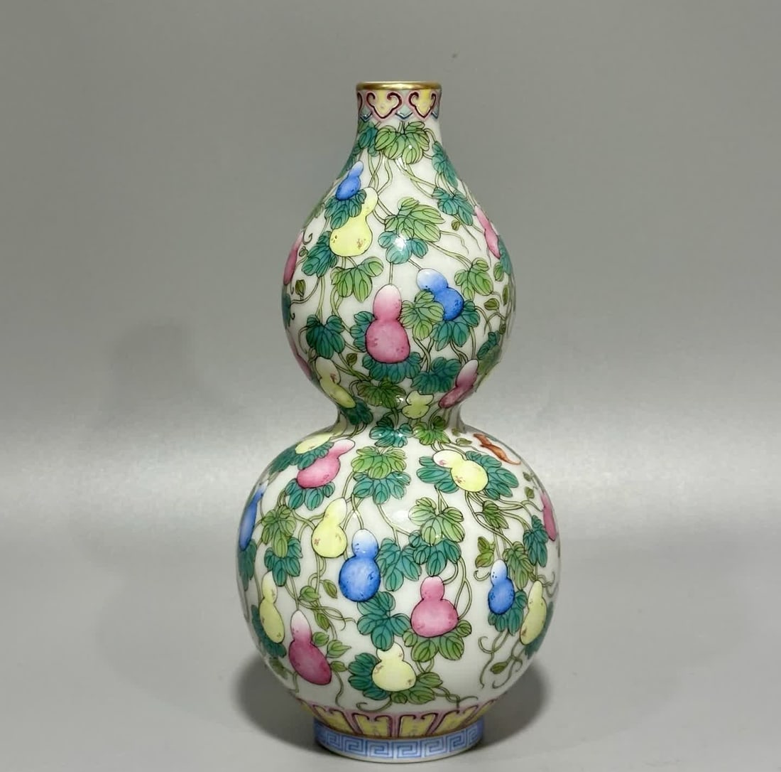 A pastel Fulu Shou gourd bottle made in the Qianlong period of the Qing Dynasty: Qianlong year of the Qing Dynasty pastel Fulu Shou gourd bottle SIZE: H: 19cm MouthD: 2.4cm Belly diameter 9.3cm Bottom diameter 4.9cm (The Dimensions Of All Batches Are Manually Measured.If You Need 