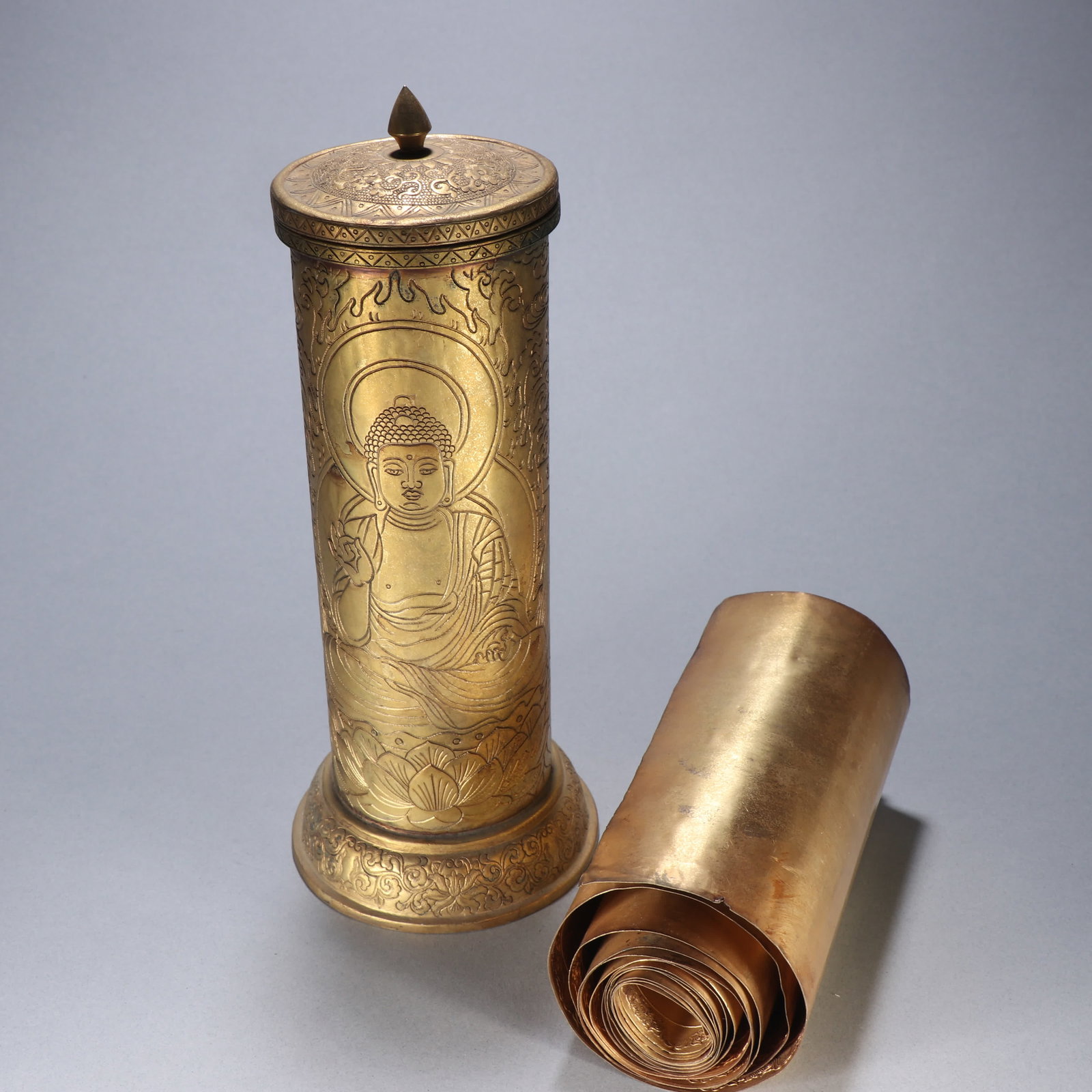 A set of Qing Dynasty copper gilt scripture scrolls with prayer tubes: Qing Dynasty copper gilt scripture scroll with a set of warp tubes SIZE: W: 15cm Total W: 1020g (The Dimensions Of All Batches Are Manually Measured.If You Need More Detailed Information, Please Conta