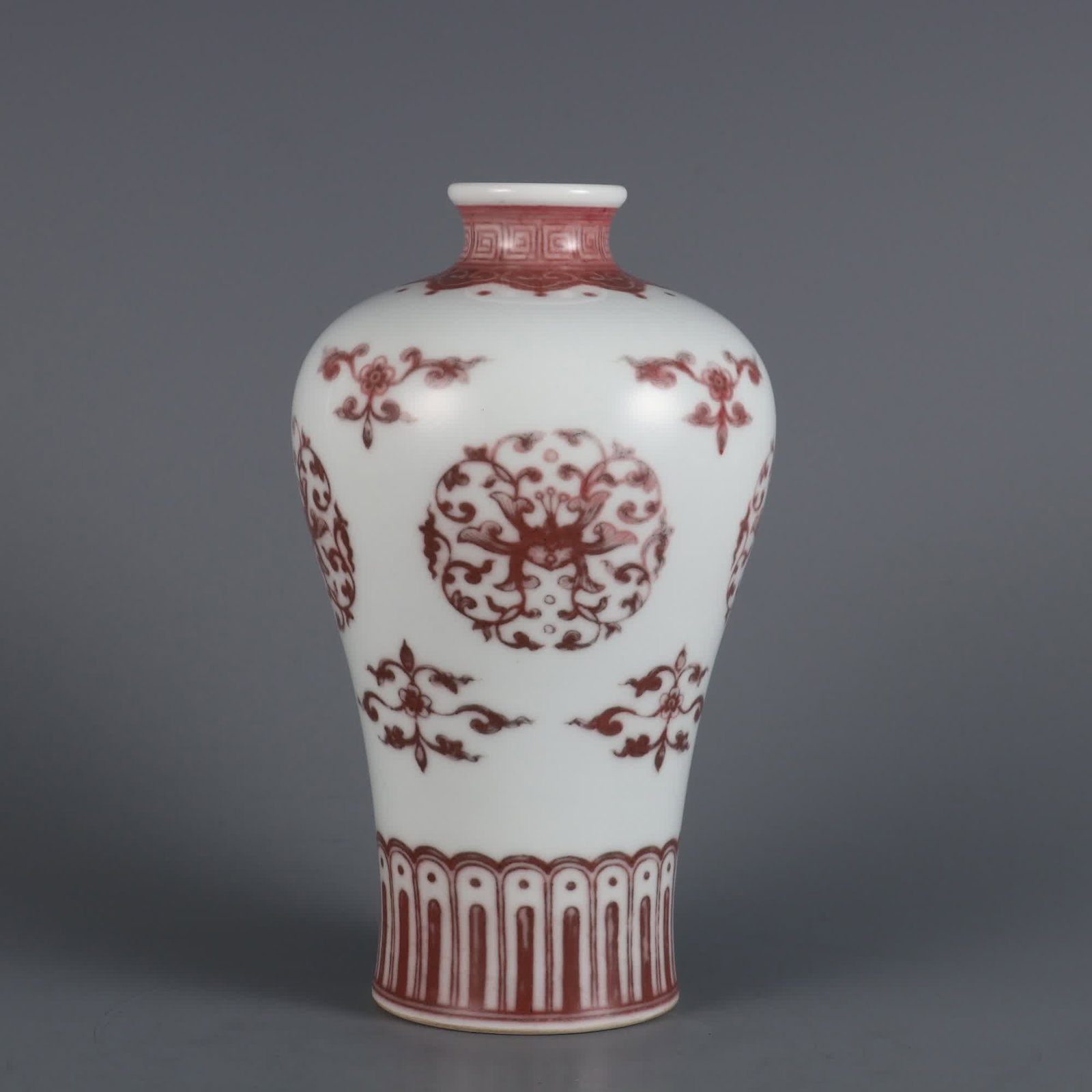 A glazed red floral plum vase made in the Qianlong period of the Qing Dynasty: Qing Dynasty Qianlong year glazed red flower pattern plum bottle SIZE: H: 18.6cm Belly diameter 11cm (The Dimensions Of All Batches Are Manually Measured.If You Need More Detailed Information, Please 