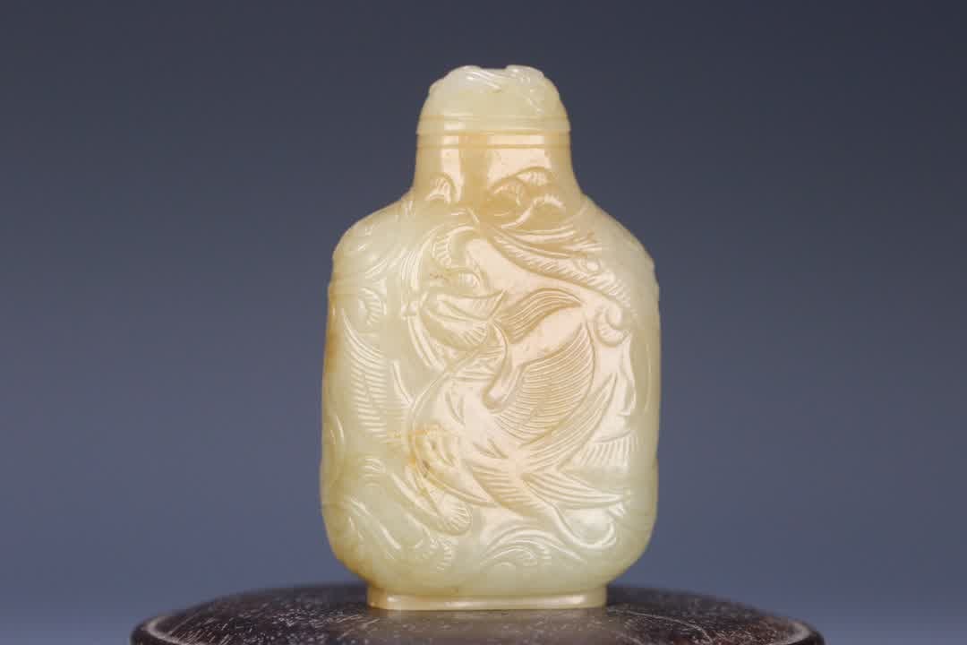 A Ming Dynasty Hetian jade phoenix pattern snuff bottle: Ming Dynasty Hetian jade phoenix pattern snuff bottle SIZE: 6.6x4.1x1.8cm W:63g (The Dimensions Of All Batches Are Manually Measured.If You Need More Detailed Information, Please Contact Our Customer 