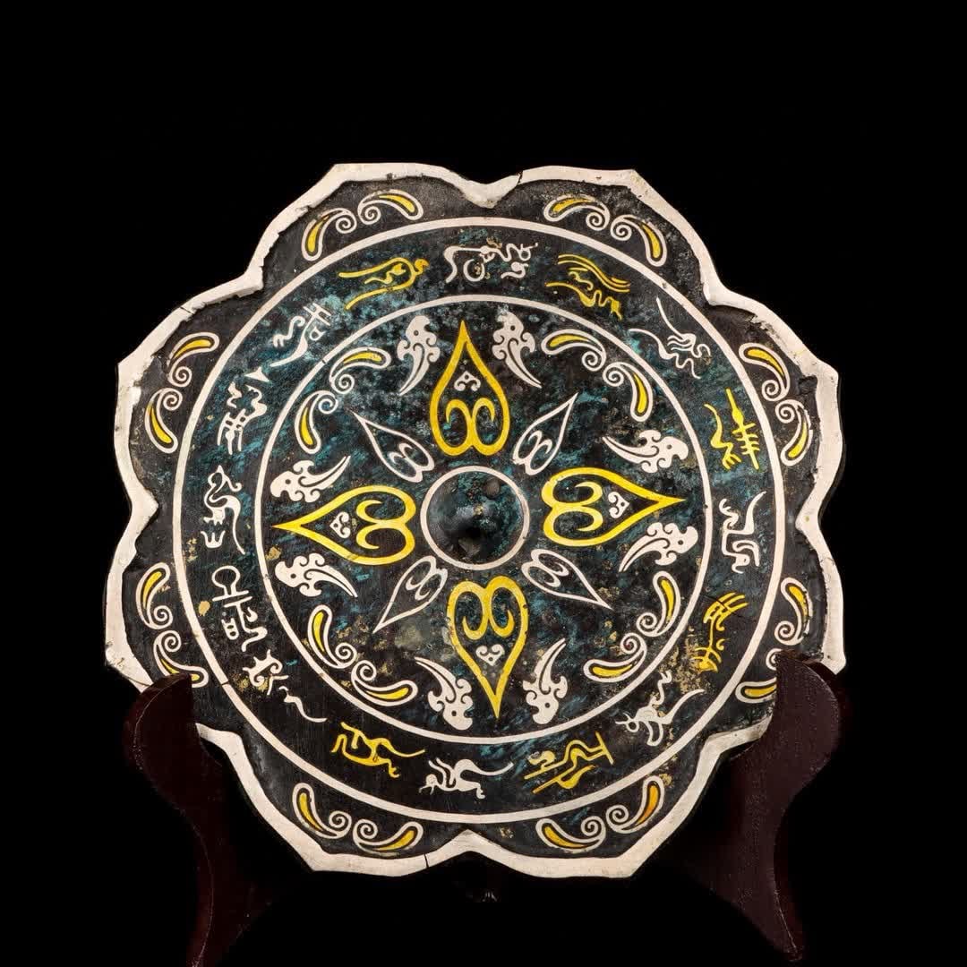 A bronze gold and silver bronze mirror of the Han Dynasty: Han Dynasty bronze Cuojin silver bronze mirror SIZE: W:484g D:17.5cm T:0.5cm (The Dimensions Of All Batches Are Manually Measured.If You Need More Detailed Information, Please Contact Our Customer Ser
