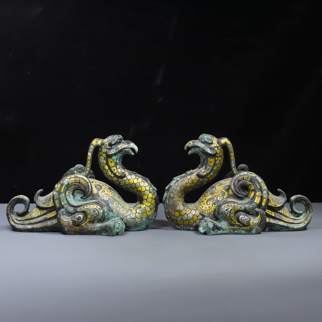 A pair of gold and silver ribbons during the Warring Han Dynasty with red spots and green: During the Warring Han Dynasty, Cuo Jin and silver belts were red-spotted and green, embroidered with a pair of phoenix birds SIZE: H:16cm W:24cm W:1600g W:1510g (The Dimensions Of All Batches Are Man