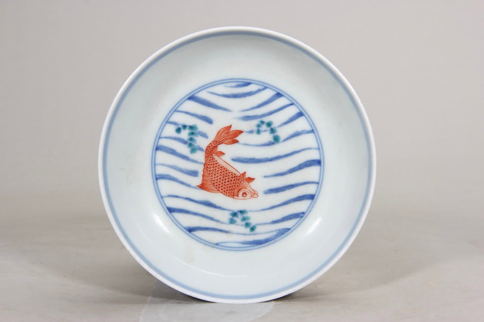 A small plate of Qing Dynasty Kangxi colorful fish algae pattern: Qing Dynasty Kangxi colorful fish algae pattern small plate SIZE: D:11.7cm (The Dimensions Of All Batches Are Manually Measured.If You Need More Detailed Information, Please Contact Our Customer Servi