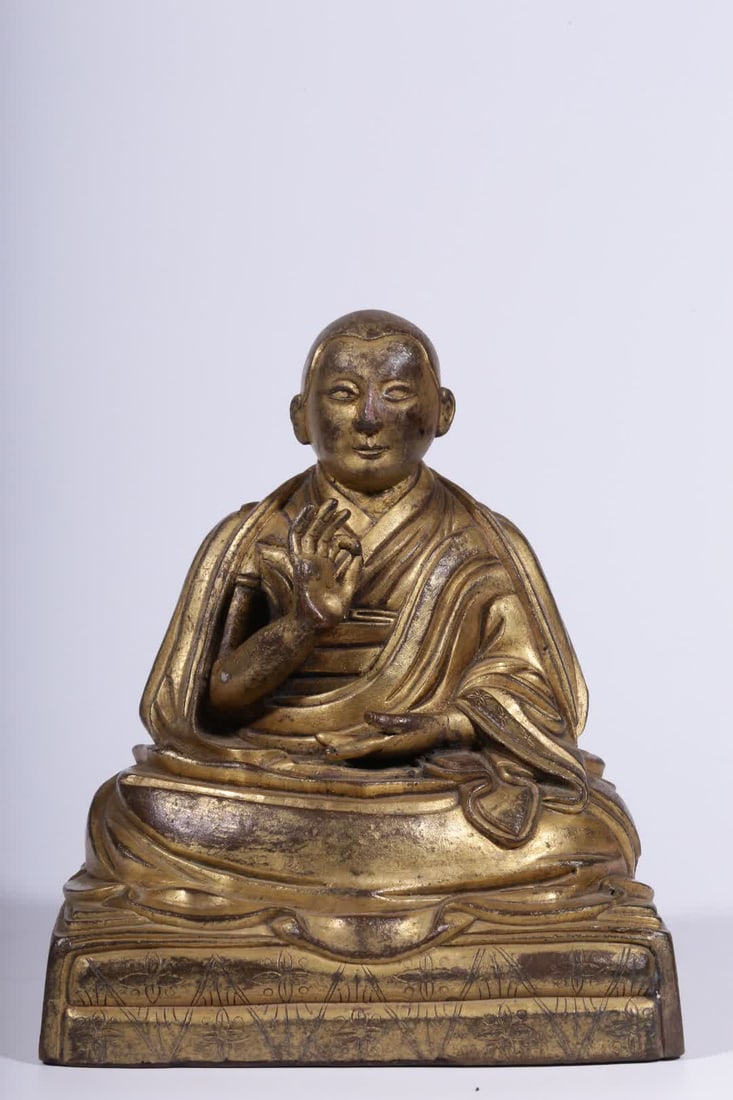 A seated statue of a bronze gilt guru in the Qing Dynasty: Seated statue of a bronze gilt guru in the Qing Dynasty SIZE: H:16cm L:14cm W:11cm W:2027g (The Dimensions Of All Batches Are Manually Measured.If You Need More Detailed Information, Please Contact Ou