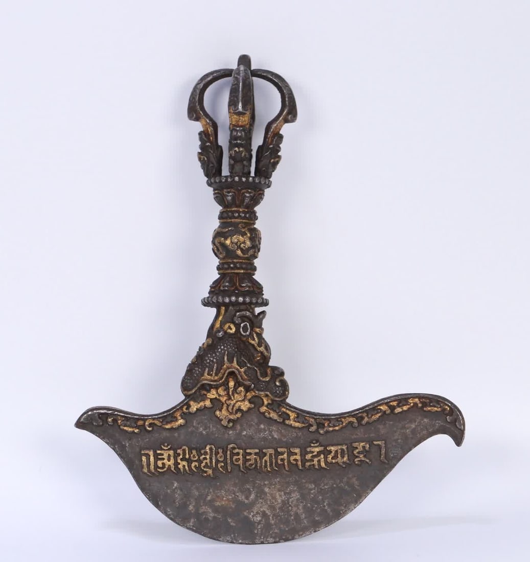 A Qing Dynasty Tibetan iron-scissor diamond knife: Qing Dynasty Tibetan iron scissors diamond knife SIZE: 22x17.5x5cm W:646g (The Dimensions Of All Batches Are Manually Measured.If You Need More Detailed Information, Please Contact Our Customer Servic