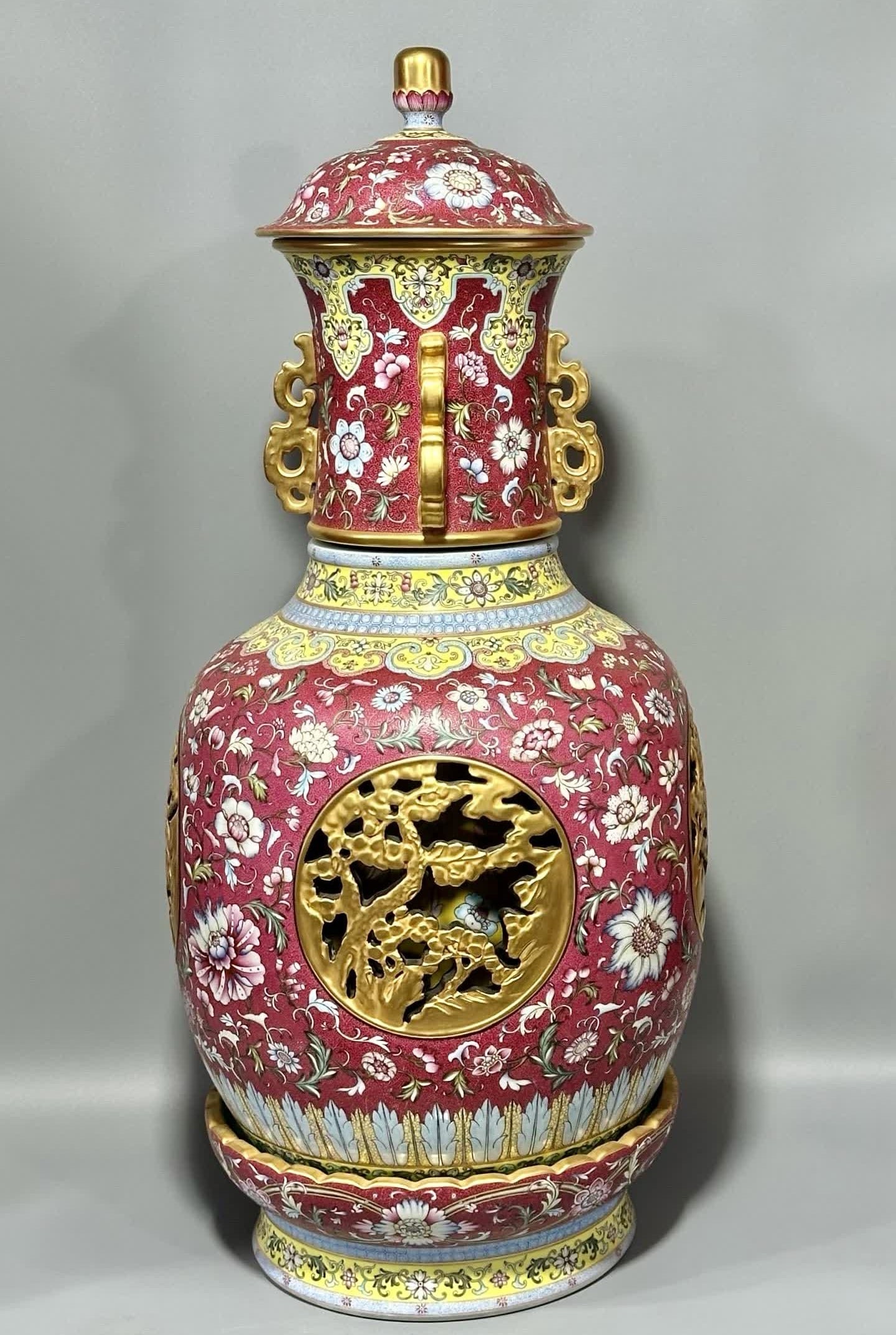 A Qianlong era enamel carmine red hollow gold-painted heart vase: Qianlong year of the Qing Dynasty enamel color carmine red hollow gold-painted heart vase SIZE: H:80.cm MouthD:20.2cm Belly diameter 36cm (The Dimensions Of All Batches Are Manually Measured.If You Ne