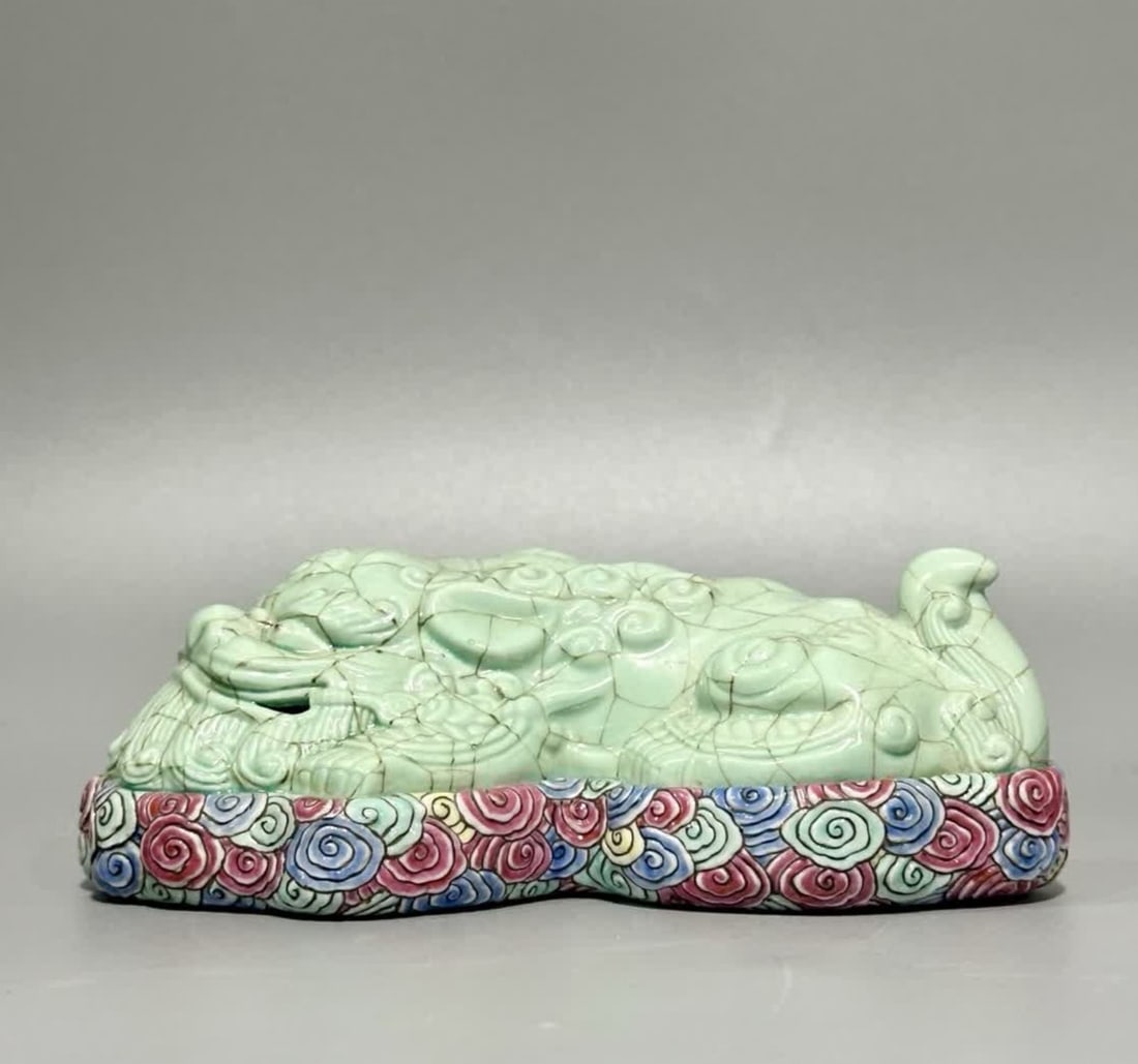 A piece of Qianlong year of the Qing Dynasty blue glazed beast paperweight: Qianlong year of the Qing Dynasty blue glaze auspicious beast paperweight SIZE: H: 4.5cm L: 13.6cm Bottom diameter 8.3cm (The Dimensions Of All Batches Are Manually Measured.If You Need More Detailed 