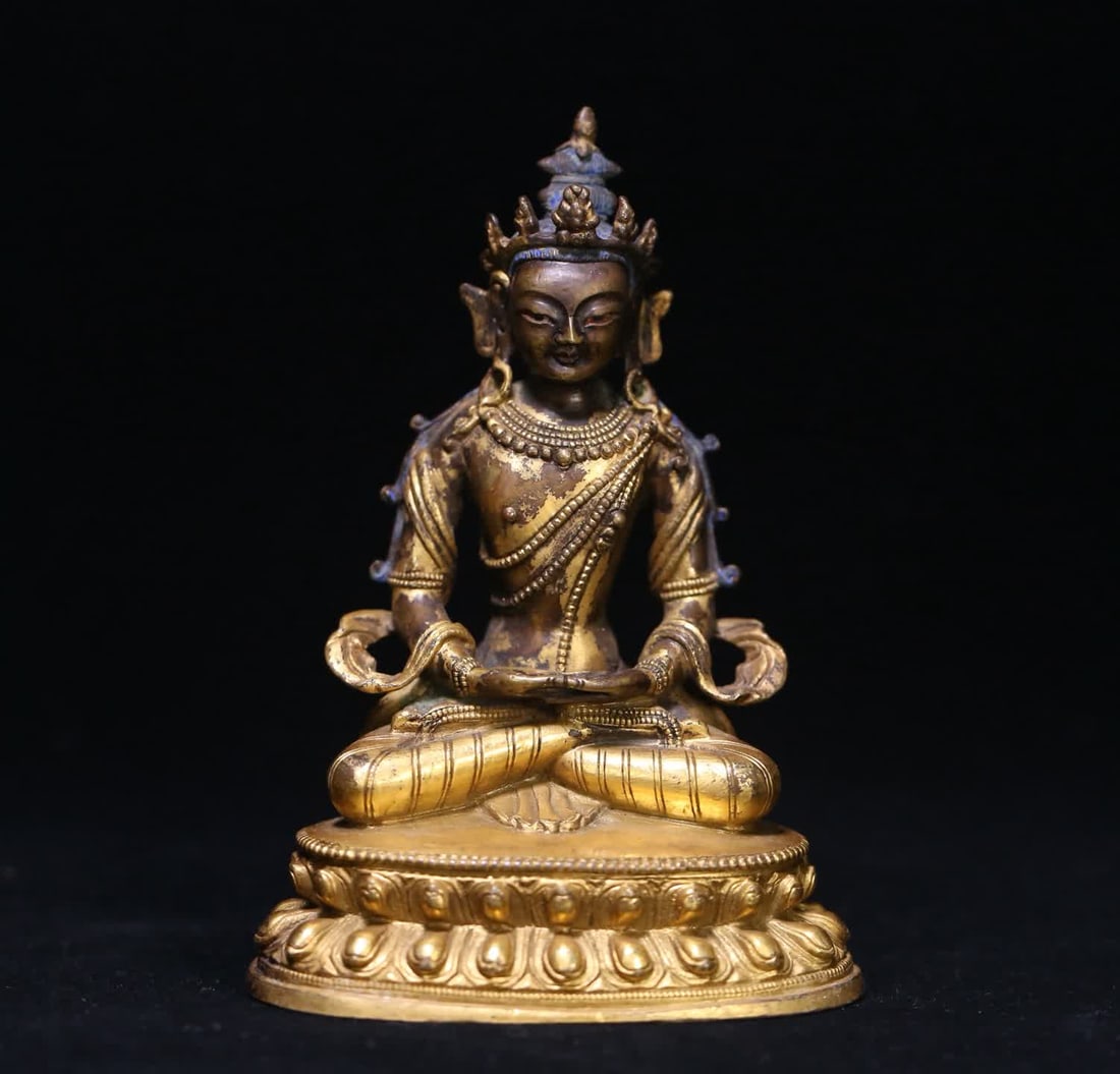 A copper-gilt longevity Buddha of the Qing Dynasty: Qing Dynasty copper gilt longevity Buddha SIZE: 10.6x7.6x5.4cm W:362g (The Dimensions Of All Batches Are Manually Measured.If You Need More Detailed Information, Please Contact Our Customer Service Be