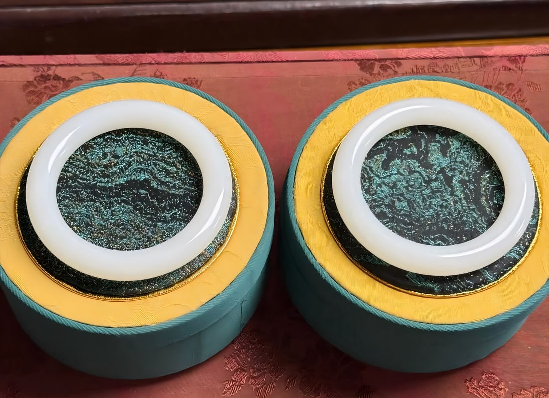 A pair of Qing Dynasty Hetian first-class white jade round bar bracelets (1 of 7)