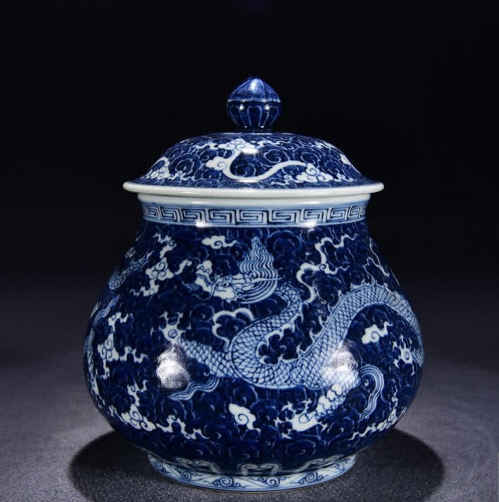 A Ming Dynasty Xuande blue and white dragon pattern lid jar: Ming Dynasty Xuande blue and white dragon pattern lid jar SIZE: H:26cm W:24cm (The Dimensions Of All Batches Are Manually Measured.If You Need More Detailed Information, Please Contact Our Customer Se