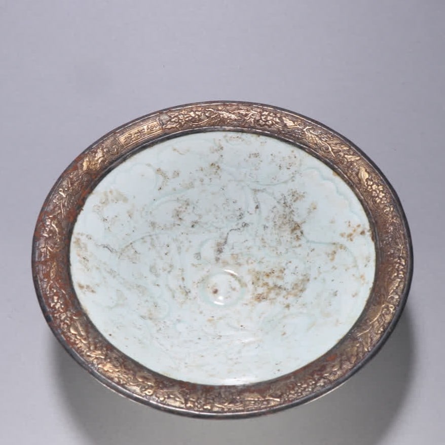 A Song Ying celadon glazed gold-engraved dark carved flower bowl: Song Ying celadon glazed gold-engraved flower bowl SIZE: H:6.6cm W:19.2cm (The Dimensions Of All Batches Are Manually Measured.If You Need More Detailed Information, Please Contact Our Customer Servic