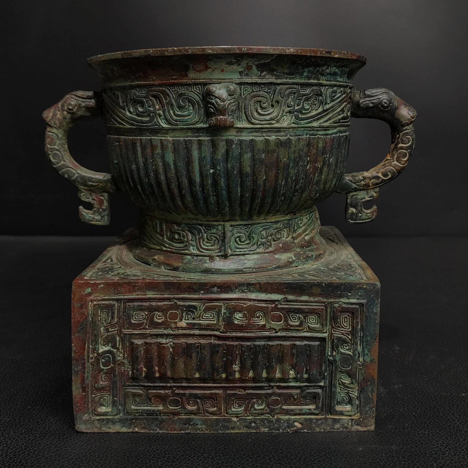A Western Zhou bronze square seat: Western Zhou bronze square seat SIZE: W:19cm H:17cm W:2.0kg (The Dimensions Of All Batches Are Manually Measured.If You Need More Detailed Information, Please Contact Our Customer Service Before Biddi