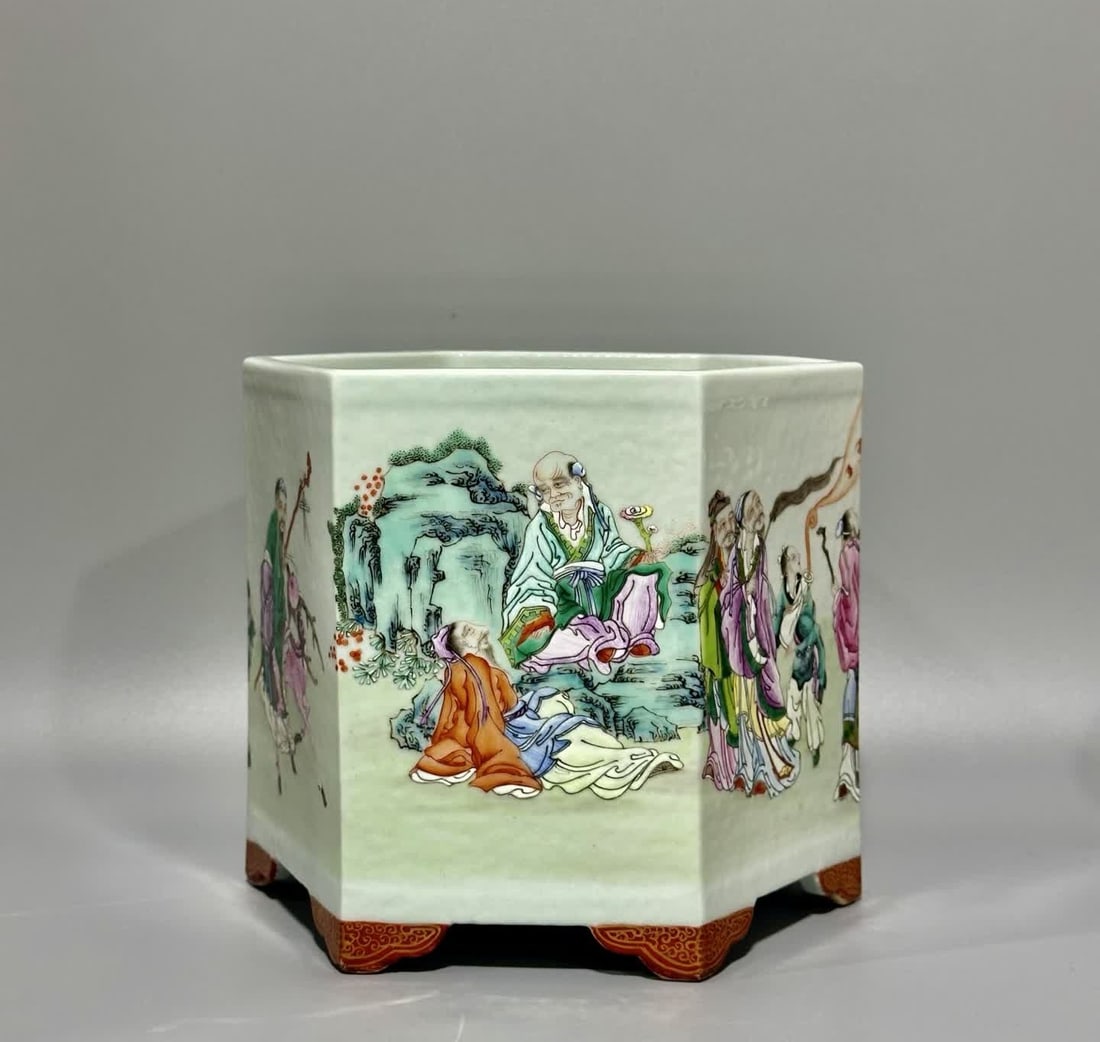 A hexagonal pen holder made in the Qianlong period of the Qing Dynasty with pastel gold-painted: Qianlong year of the Qing Dynasty pastel gold-painted character story pattern hexagonal pen holder SIZE: H: 17.8cm MouthD: 21.cm Bottom diameter 20.6cm (The Dimensions Of All Batches Are Manually Meas