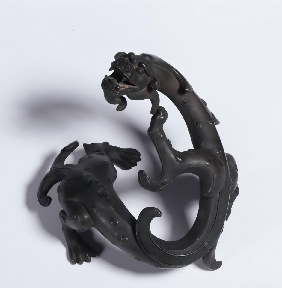 A Qing Dynasty bronze dragon tiger ornament: Qing Dynasty copper dragon tiger ornament ornament copper tire, copper quality is excellent, and the pulp is thick. The ornaments of the dragon and tiger are exquisite, the eyes are bright, the limbs 