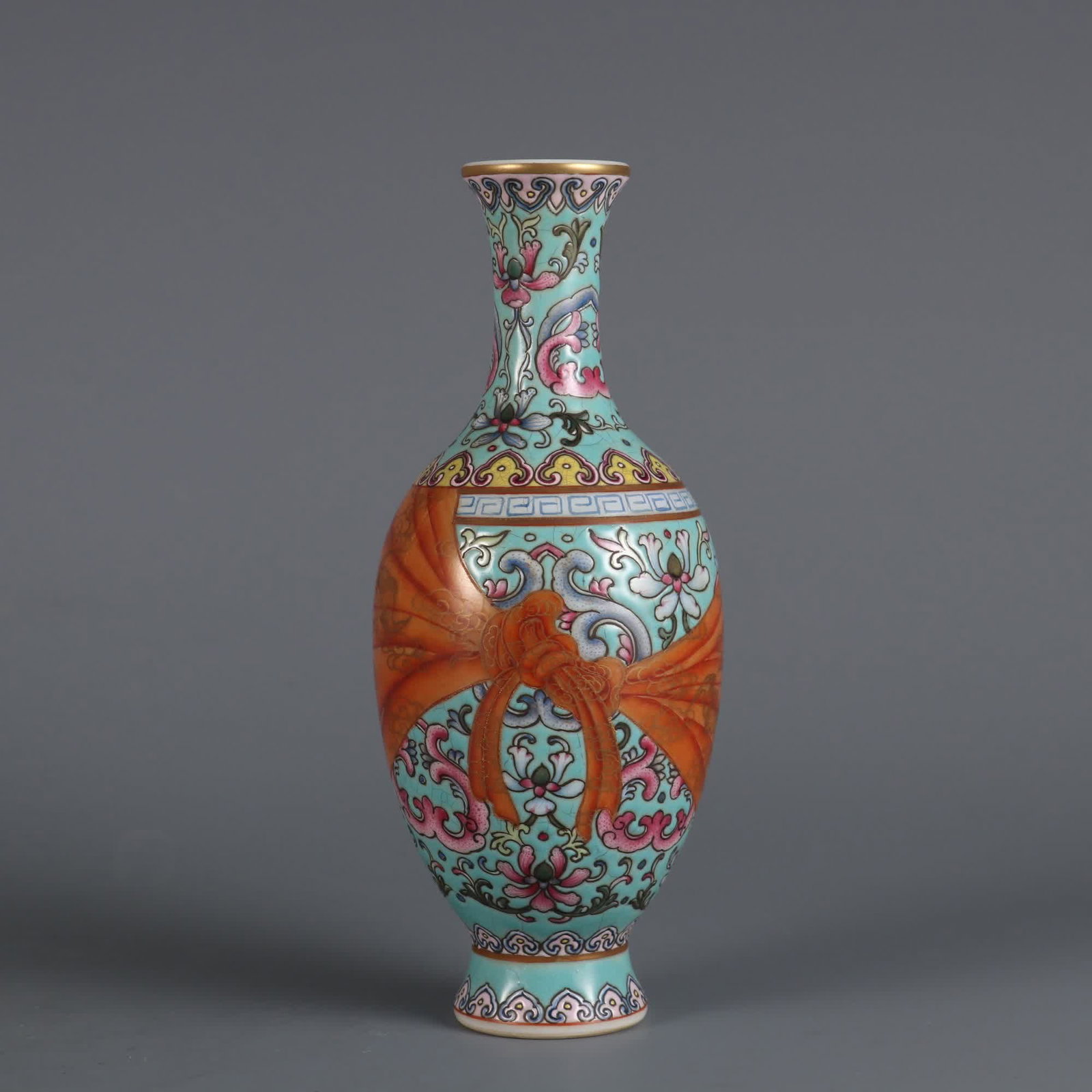A small bottle of green pastel treasure pattern streamer made in the Qianlong period of the Qing: Qing Dynasty Qianlong year green background pastel treasure pattern streamer vial SIZE: H: 15.8cm Belly diameter 6cm (The Dimensions Of All Batches Are Manually Measured.If You Need More Detailed Info