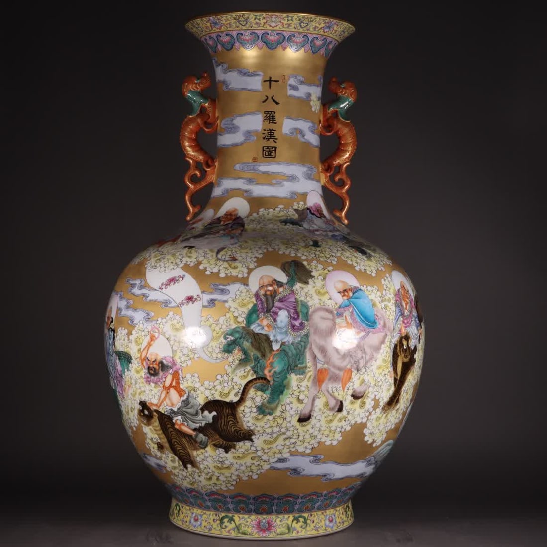 A Qing Dynasty Qianlong model eighteen arhat amphora bottle: Qing Dynasty Qianlong model eighteen arhat amphorae SIZE: H:, 80cm MouthD:, 26.5cm Foot Diameter, 30cm (The Dimensions Of All Batches Are Manually Measured.If You Need More Detailed Information, Pleas