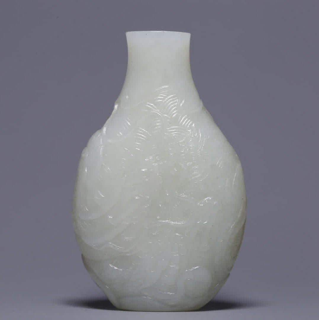 A Qing Dynasty Hetian white jade dragon pattern snuff bottle: Qing Dynasty Hetian white jade dragon pattern snuff bottle SIZE: H: Approx. 7cm W: 4.4cm T: 1.9cm W: 66g (The Dimensions Of All Batches Are Manually Measured.If You Need More Detailed Information, Ple