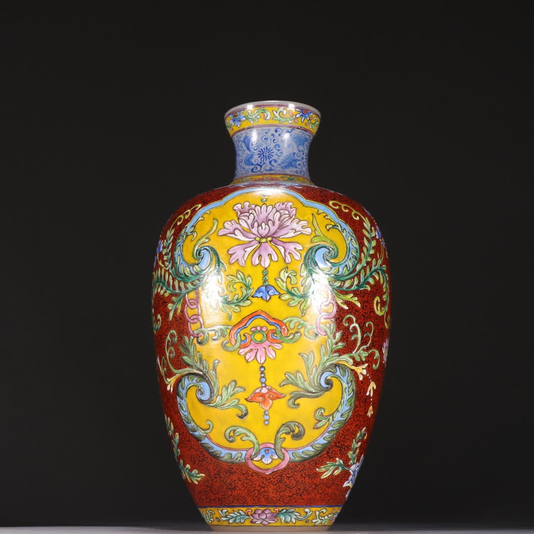 A Qing Dynasty material vessel painting enamel pattern vase (1 of 9)