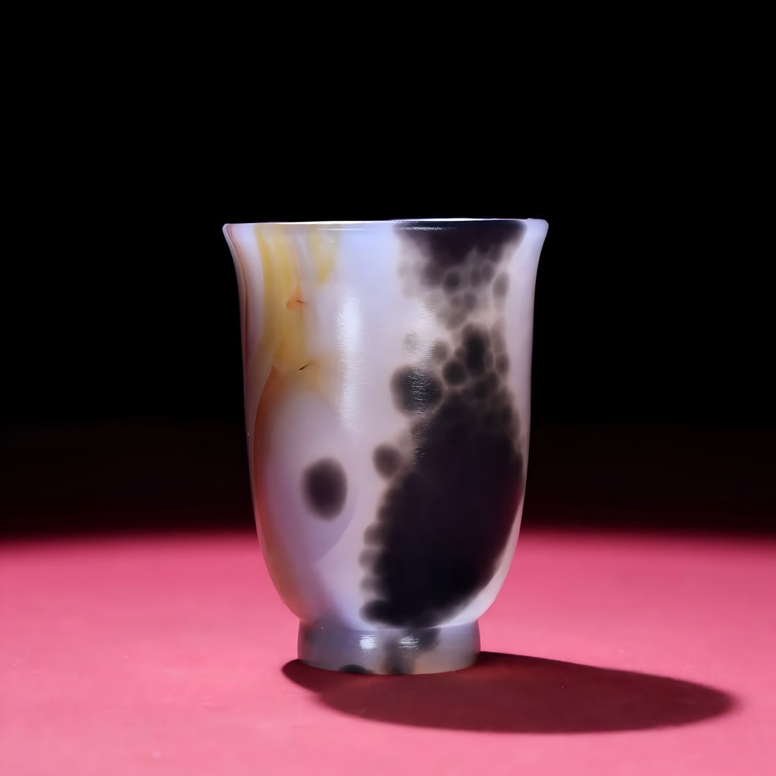 A Qing Dynasty agate cup: Qing Dynasty agate cup SIZE: 79x59mm W:148g (The Dimensions Of All Batches Are Manually Measured.If You Need More Detailed Information, Please Contact Our Customer Service Before Bidding.)