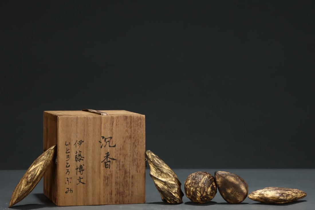 A piece of agarwood Japanese reflux gold leaf agarwood: Agarwood Japanese gold leaf agarwood SIZE: L:6cm W:3cm H:11.5cm (The Dimensions Of All Batches Are Manually Measured.If You Need More Detailed Information, Please Contact Our Customer Service Before B