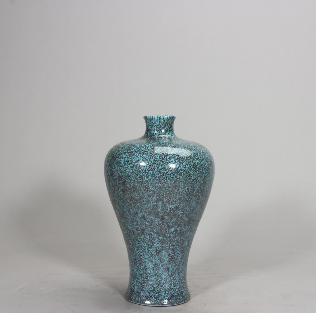 A Qing Dynasty Yongzheng furnace Jun glazed plum bottle: Qing Dynasty Yongzheng furnace Jun glazed plum bottle SIZE: H:20.5cm (The Dimensions Of All Batches Are Manually Measured.If You Need More Detailed Information, Please Contact Our Customer Service Bef
