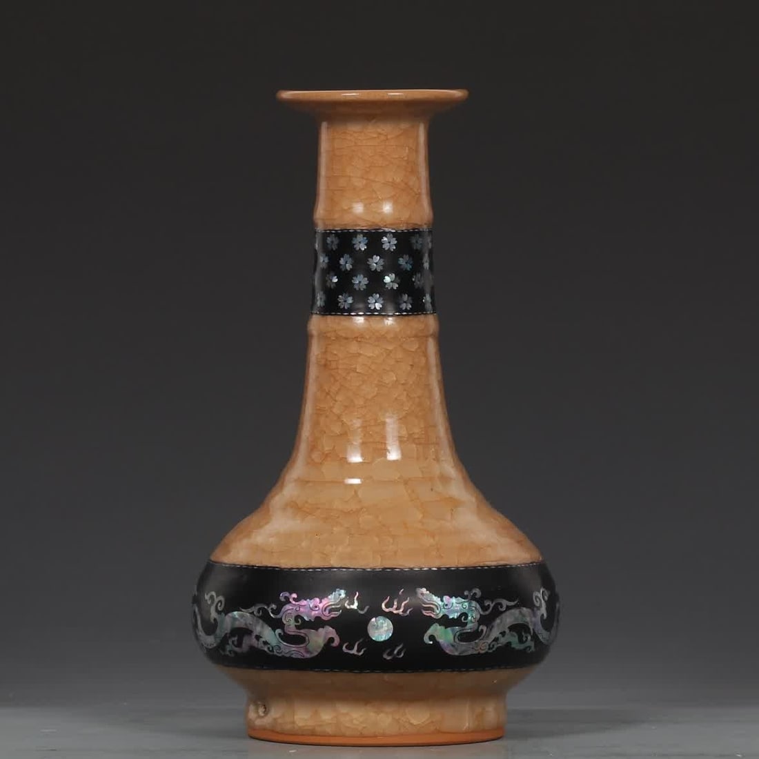A Song Longquan official kiln snail string pattern pan bottle: Song Longquan official kiln snail string pattern plate mouth bottle SIZE: H: 22.2cm MouthD: 6.5cm Belly diameter 12.5cm (The Dimensions Of All Batches Are Manually Measured.If You Need More Detailed I