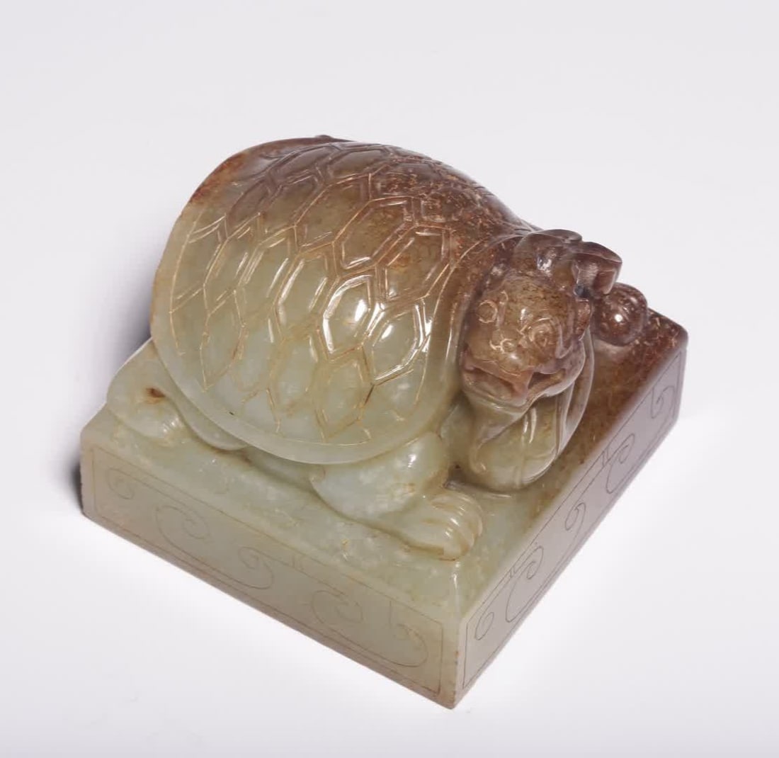 A Han Dynasty Liu Jingzhi seal and Tian white jade belt Qinlong turtle seal: Han Dynasty Liu Jingzhi's seal Hetian white jade with Qin dragon turtle seal Printed from Hetian white jade, warm and lustrous, condensed like fat, partially with Qin, the top of the chapter is roundl