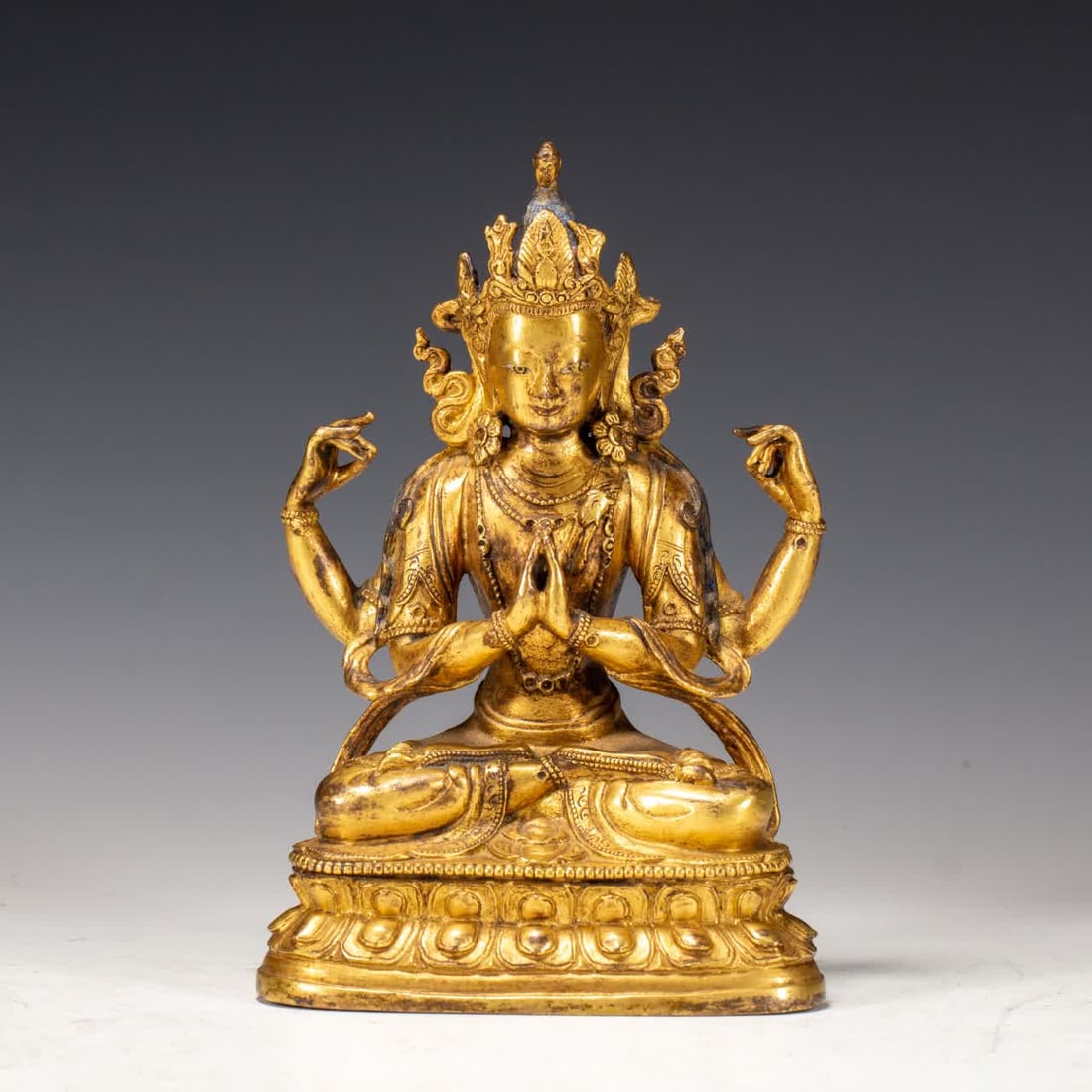 A bronze gilt Buddha statue of the Qing Dynasty: Qing Dynasty copper gilt Buddha statue SIZE: L:10.5cm W:6.5cm H:16cm W:1210g (The Dimensions Of All Batches Are Manually Measured.If You Need More Detailed Information, Please Contact Our Customer Ser