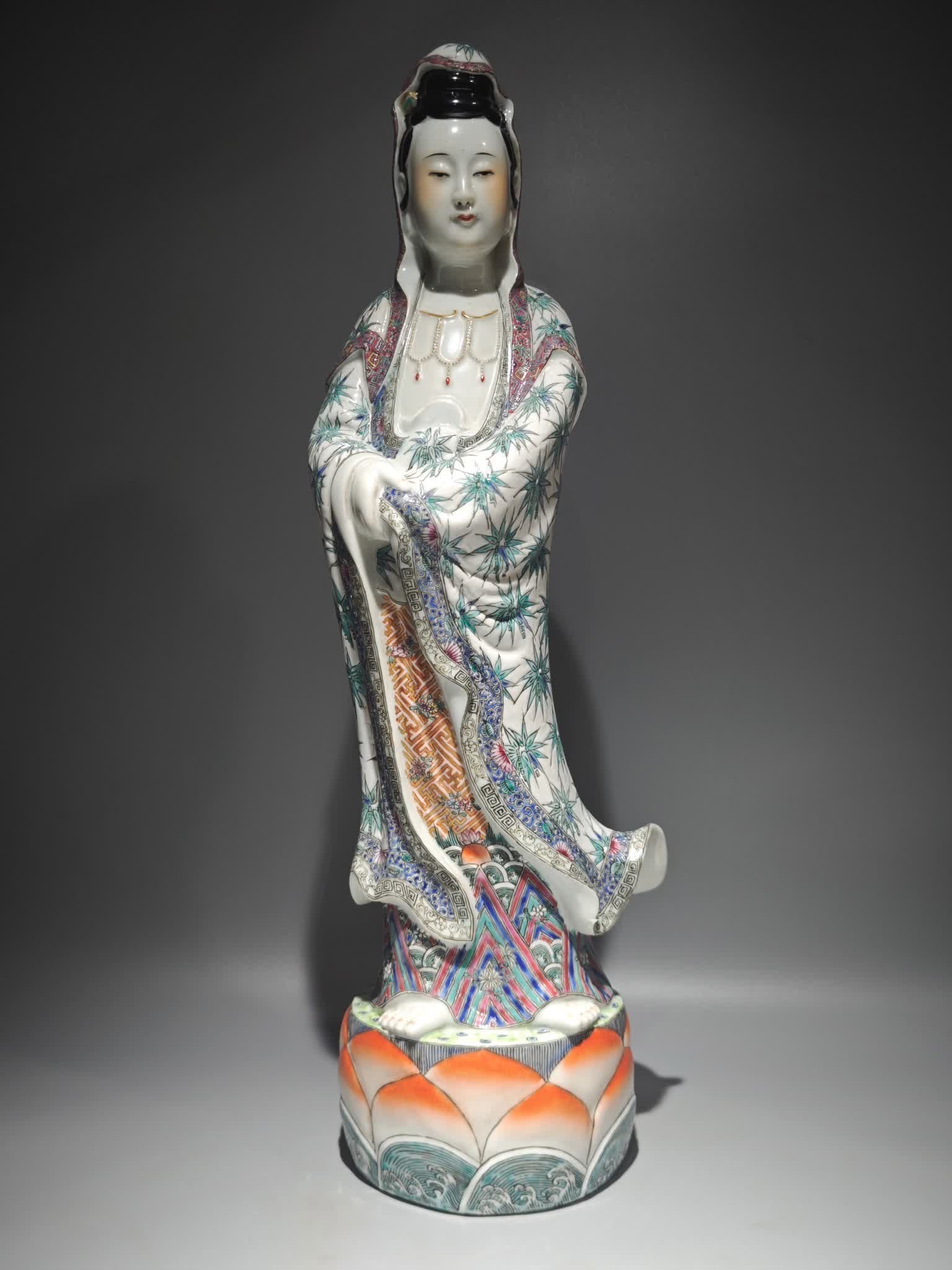 A piece of pastel bamboo leaf standing lotus Guanyin made by Deng Rongchang of the Republic of China (1 of 9)