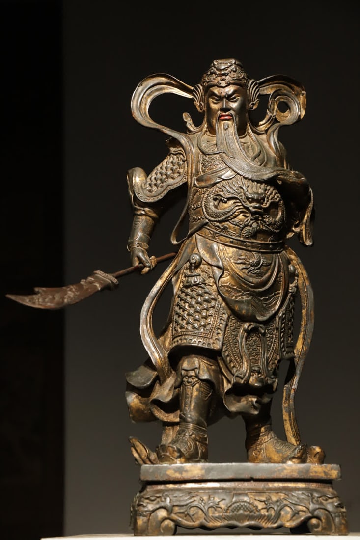 A Qing Dynasty bronze tire Yibo Yuntian Guan Gong statue: Qing Dynasty bronze tire Yibo Yuntian Guan Gong statue SIZE: W:16.9kg H:56cm L:22W:20cm (The Dimensions Of All Batches Are Manually Measured.If You Need More Detailed Information, Please Contact Our C