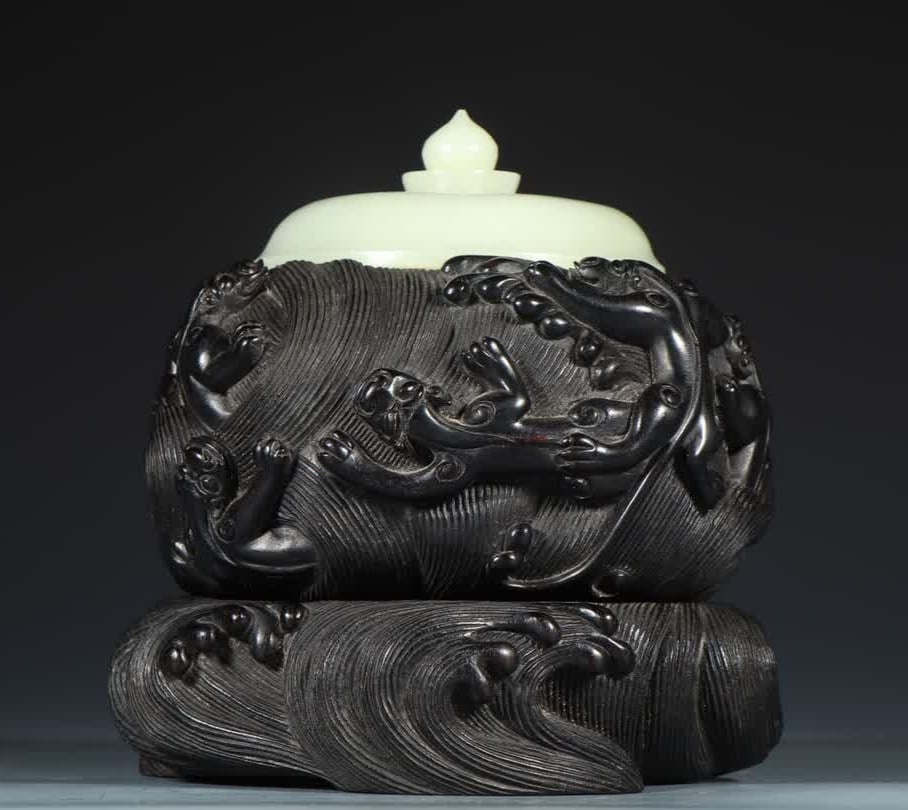 A Qing Dynasty rosewood dragon pattern Go jar: Qing Dynasty rosewood dragon pattern Go jar SIZE: L:17.5cm W:16cm H:17cm W:1747g (The Dimensions Of All Batches Are Manually Measured.If You Need More Detailed Information, Please Contact Our Customer