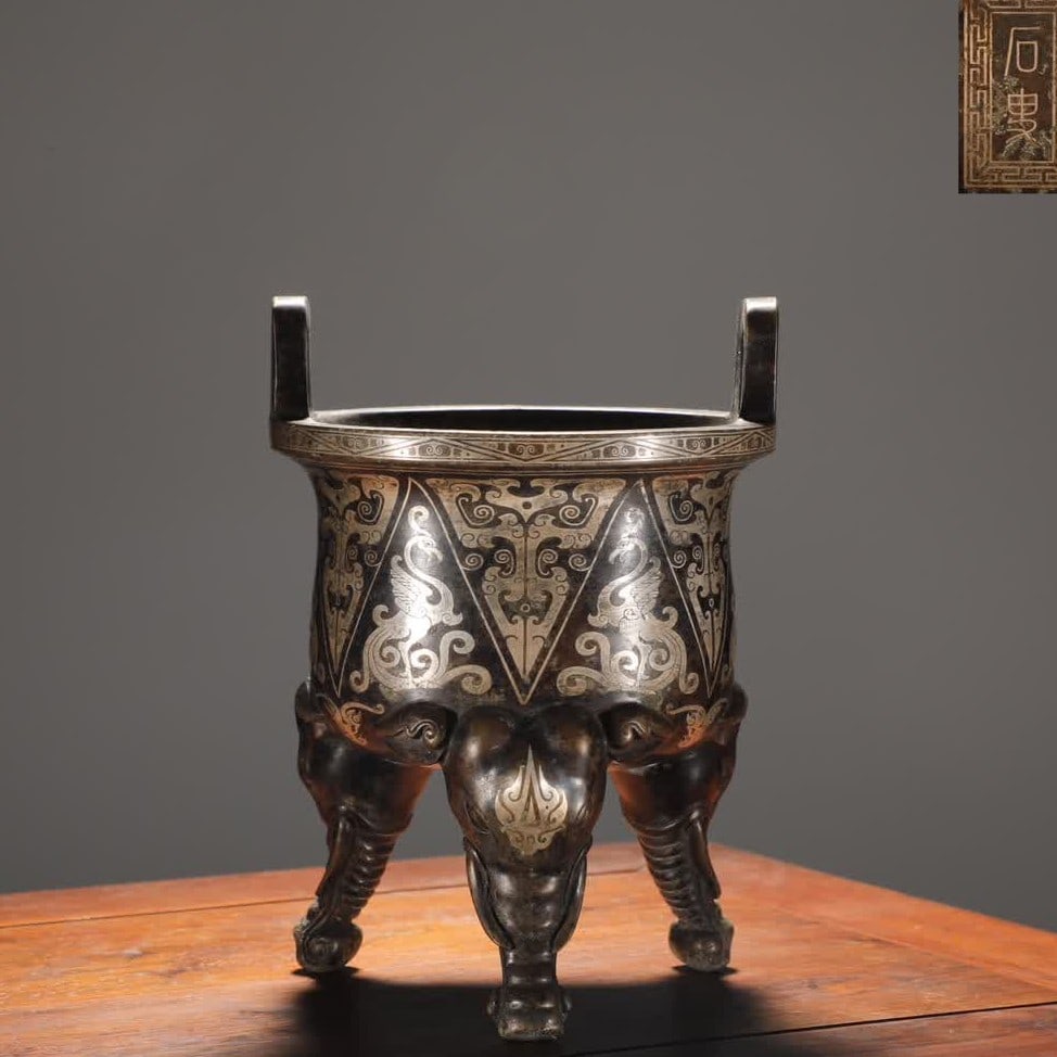 A piece of Ming Dynasty profound copper tire cuo silver silk Kuifeng pattern elephant foot cupola: Ming Dynasty Fine cast copper tire silver silk Kuifeng pattern elephant foot cupola ear furnace [Style] Shi Sou [Detail] This incense burner is cast from high-quality fine copper, with excellent textu