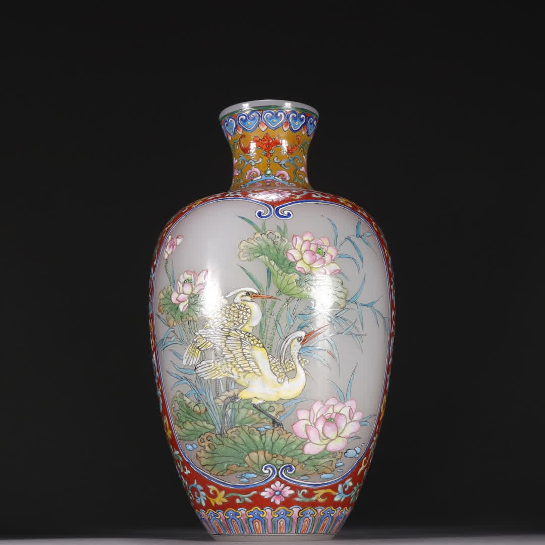 A Qing Dynasty material vessel painting enamel window flower and bird pattern bottle (1 of 9)