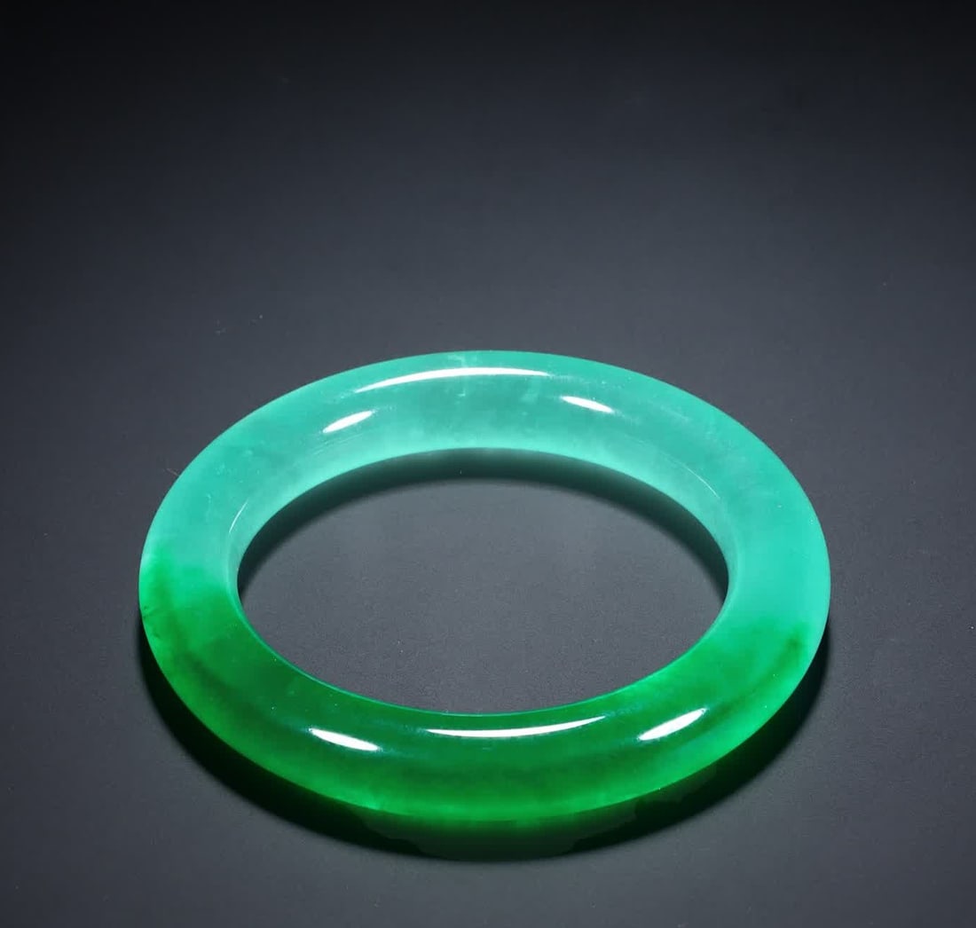 A jade bracelet from the Qing Dynasty: Qing Dynasty jade bracelet SIZE: Inner diameter 5.7cm (The Dimensions Of All Batches Are Manually Measured.If You Need More Detailed Information, Please Contact Our Customer Service Before Bidding.)