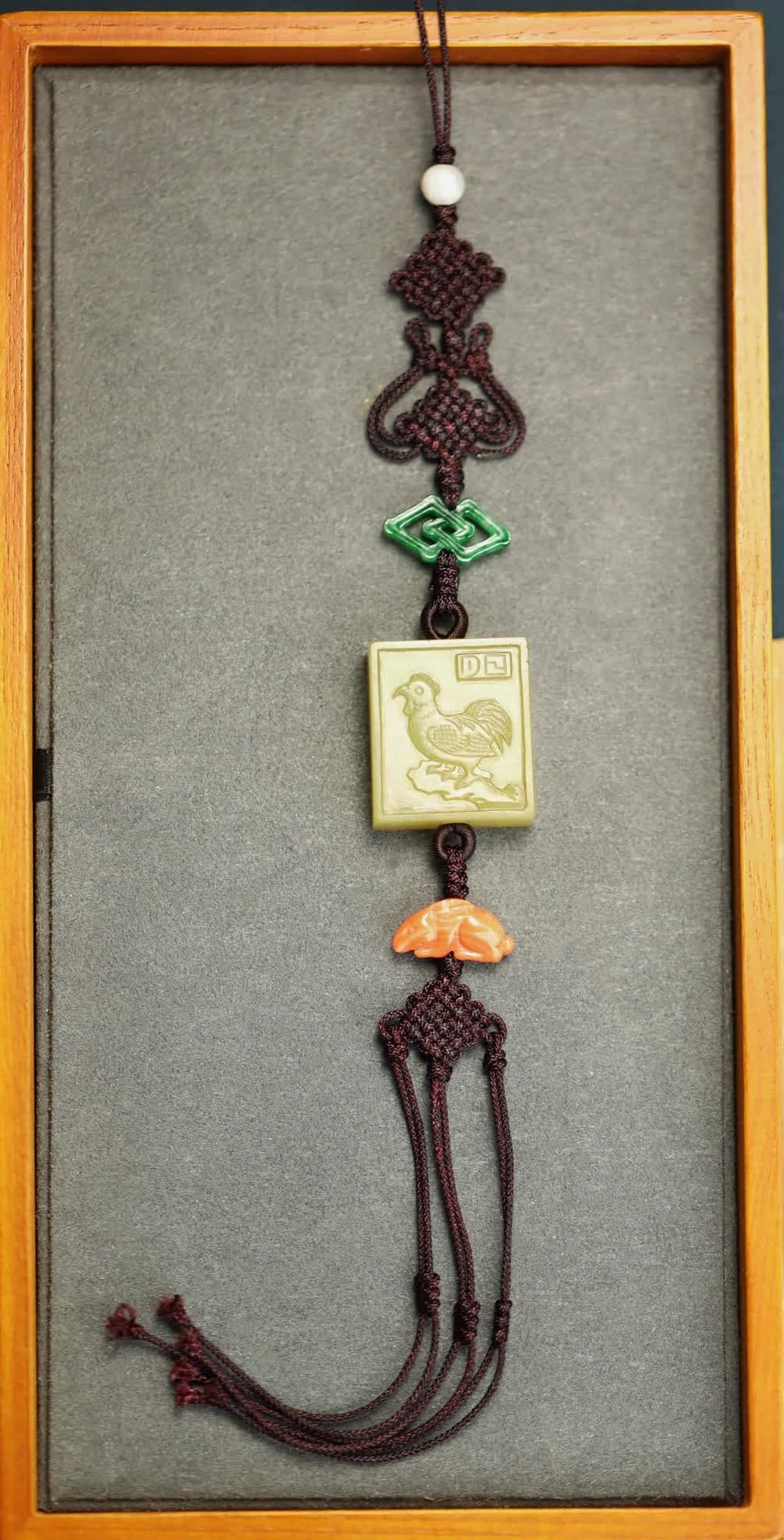 A Qing Dynasty Hetian topaz small tag placket fan pendant: Qing Dynasty Hetian topaz small listing fan pendant SIZE: Full L: 31cm Small brand 2.5x2.17x0.75cm (The Dimensions Of All Batches Are Manually Measured.If You Need More Detailed Information, Please Co