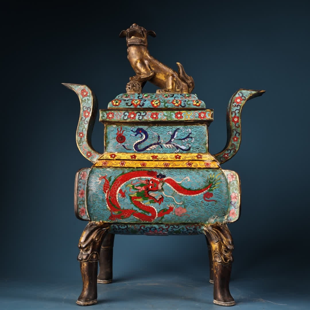 A piece of Qing Dynasty cloisonné cloisonné enamel gilt lion lid incense burner: Qing Dynasty cloisonné cloisonné enamel gilt lion cover incense burner SIZE: W:12.5kg H:56cm W:42cm (The Dimensions Of All Batches Are Manually Measured.If You Need More Detailed Information, Please