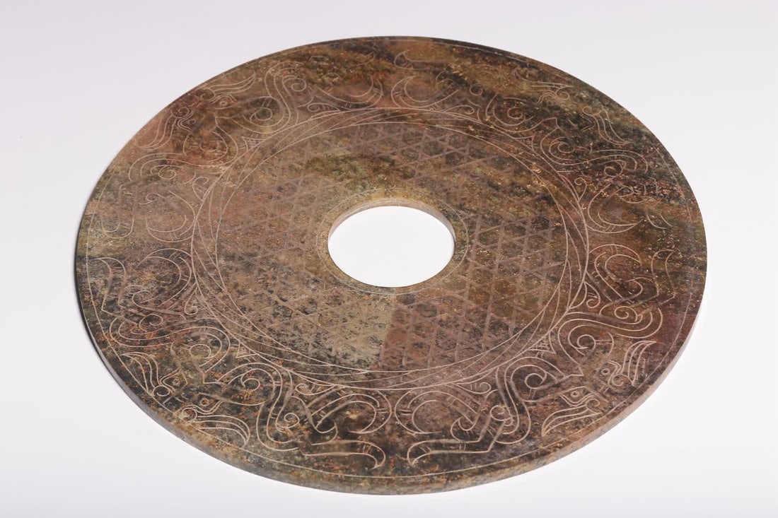A Han Dynasty Hetian jade belt with a beast face pattern jade wall: Han Dynasty Hetian jade with Qin beast face jade wall This Hetian jade beast face jade wall is round, the jade is warm and delicate, the pulp is calm, the carving skills are exquisite, the wall is car