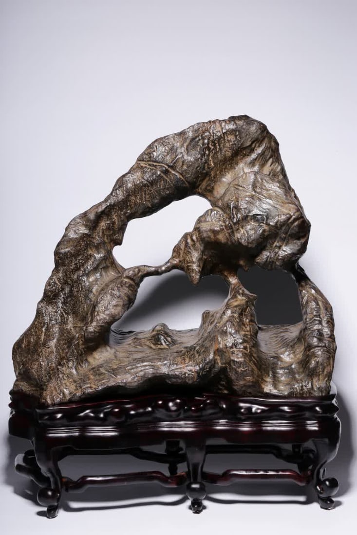 A Qing Dynasty Lingbi Shishanzi ornament: Qing Dynasty Lingbi Shishanzi Ornament takes Lingbi stone as a material, retains its natural shape, according to the shape, the spirit stone is vigorous, rugged and unique, the momentum is desolate, t