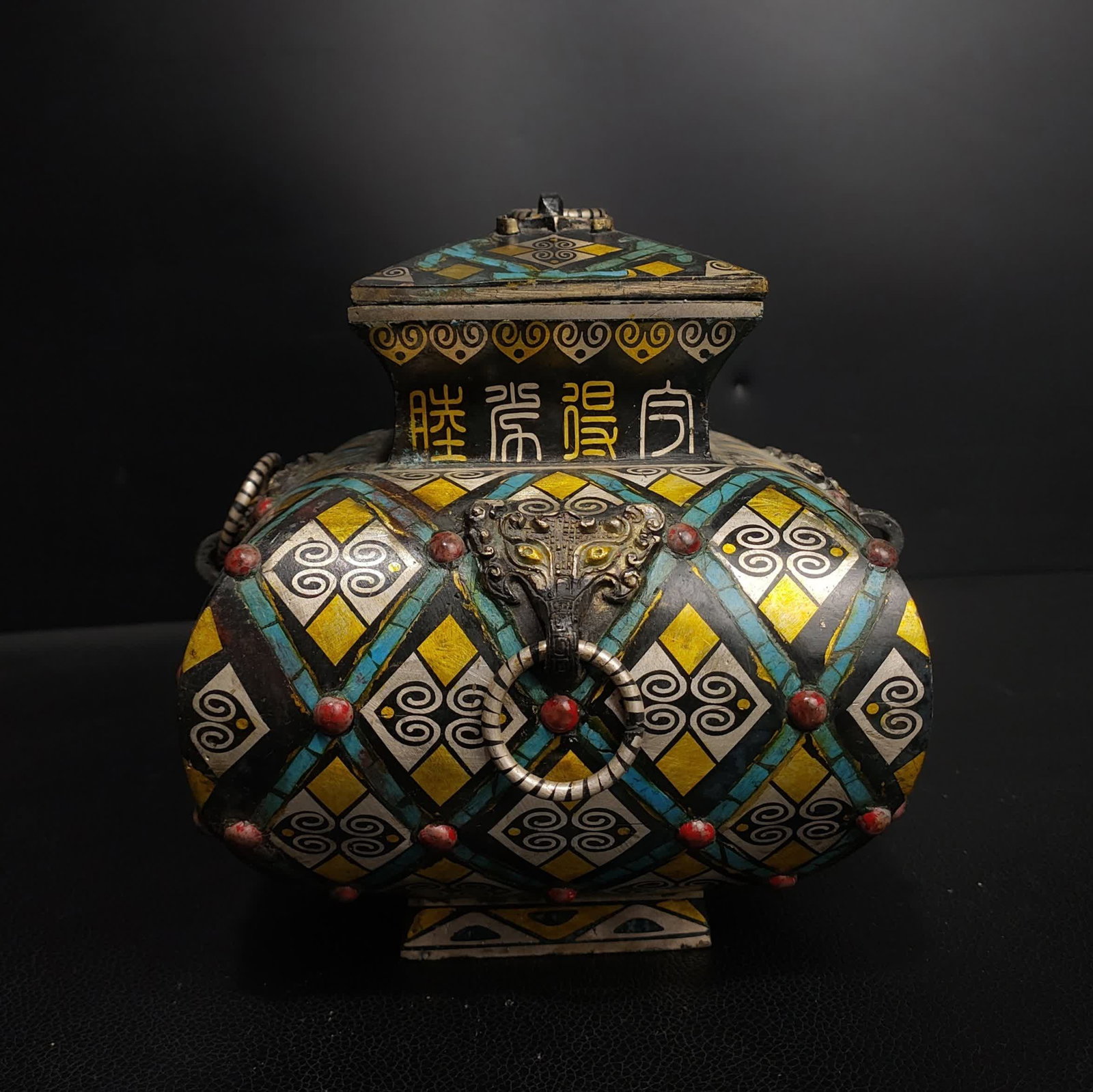 A Warring States Cuo gold and silver inlaid bronze chisel: Warring States Cuo gold and silver inlaid with bronze braids SIZE: H:16cm W:14cm W:1.8kg (The Dimensions Of All Batches Are Manually Measured.If You Need More Detailed Information, Please Contact Our 