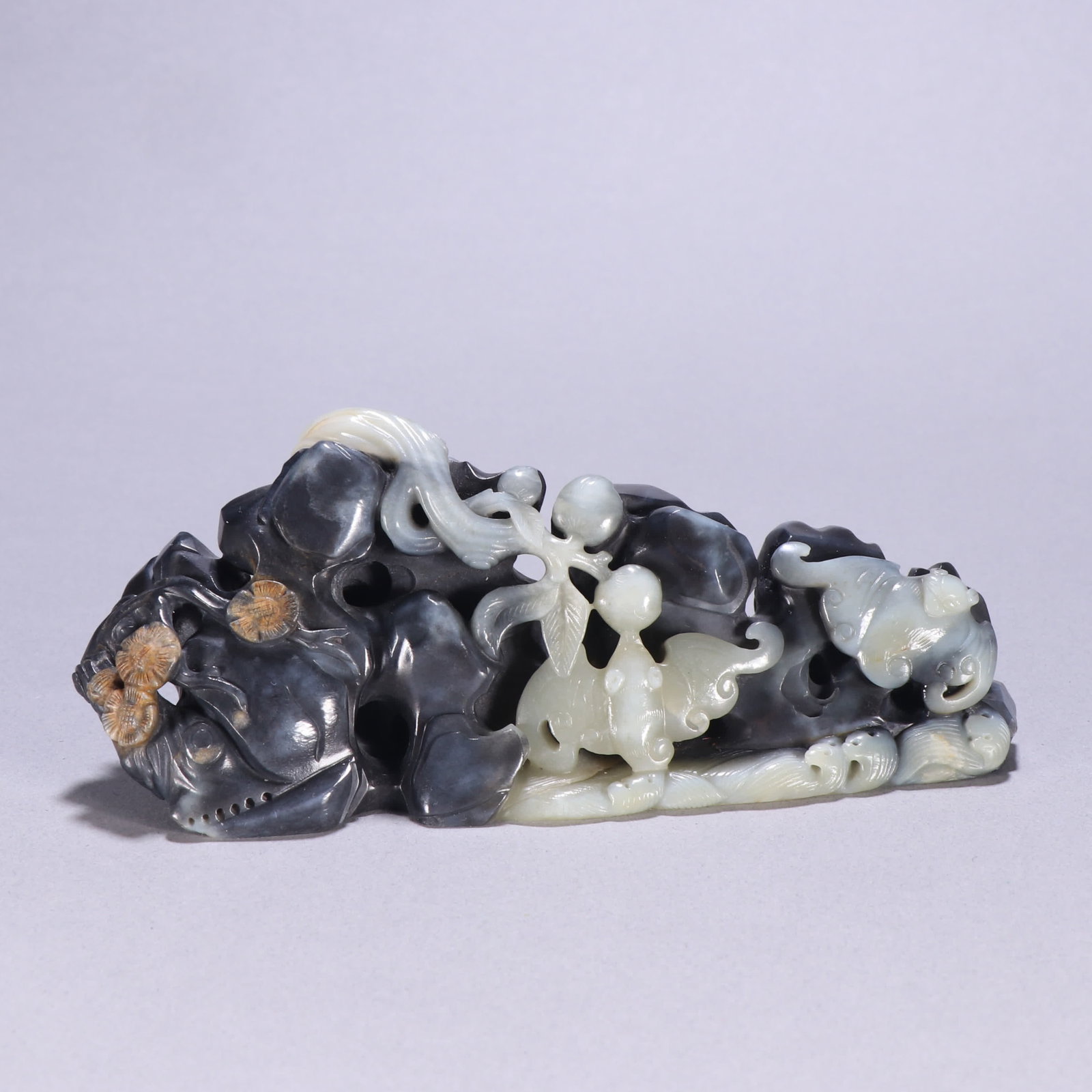 A Qing Dynasty blue and white seed material bat pattern mountain ornament: Qing Dynasty blue and white seed material bat pattern mountain ornament SIZE: H:5.9cm W:14.7cm W:332.1g (The Dimensions Of All Batches Are Manually Measured.If You Need More Detailed Information, Plea