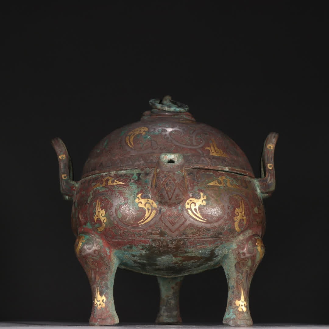 A Han Dynasty bronze gold and silver three-legged aromatherapy stove: Han bronze vessels are made of gold and silver three-legged aromatherapy stoves SIZE: H:17.5cm W:16.4cm W:2140g (The Dimensions Of All Batches Are Manually Measured.If You Need More Detailed Informati